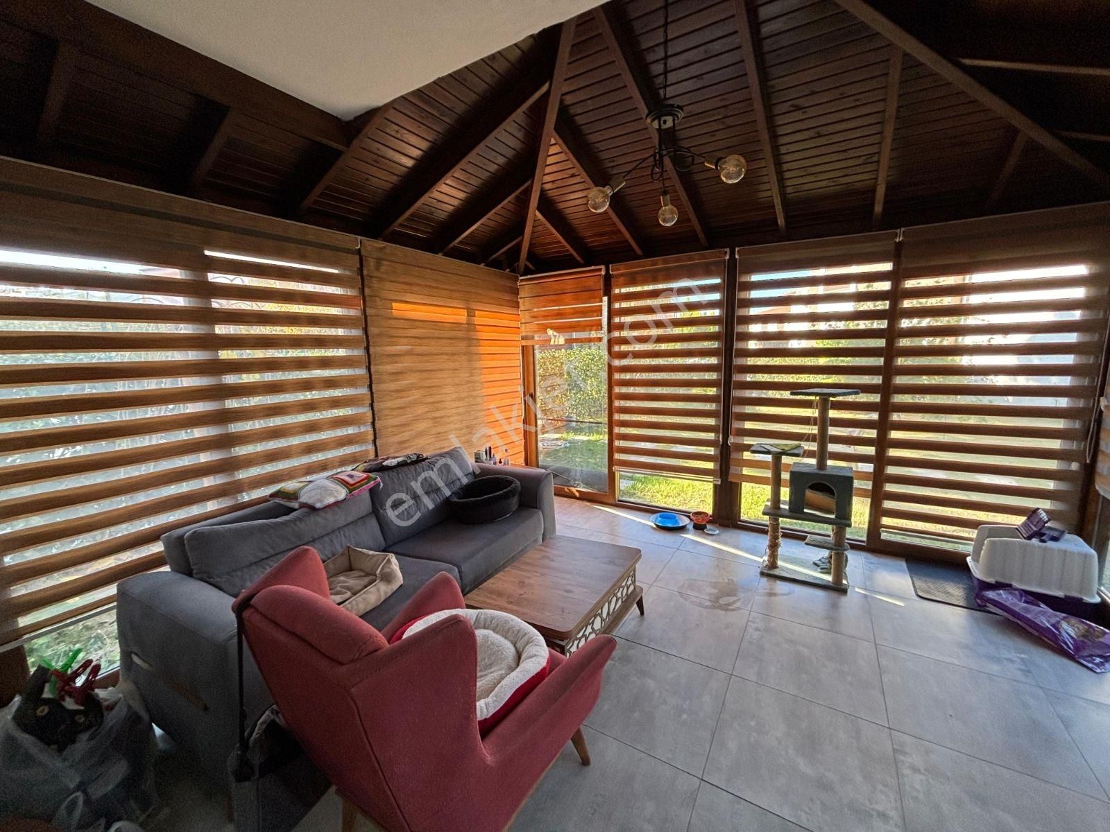 Köşe Konumlu Geniş Bahçeli Girişte Yatak Odası Banyolu 4+1villa - Görsel 24