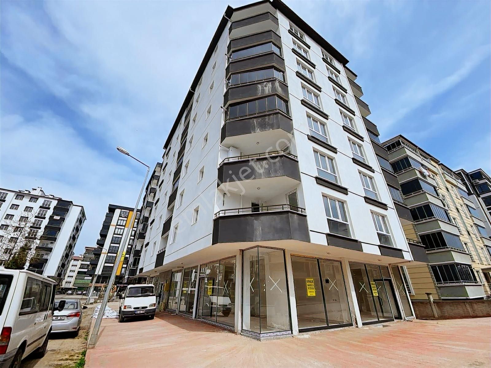 Yağmur Emlaktan Kiralık Harika Konum Süper Cephe Dükkan - Görsel 3