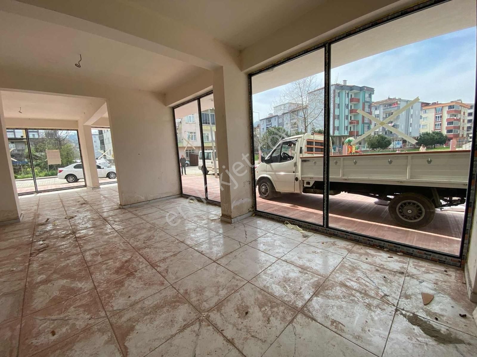 Yağmur Emlaktan Kiralık Harika Konum Süper Cephe Dükkan - Görsel 15
