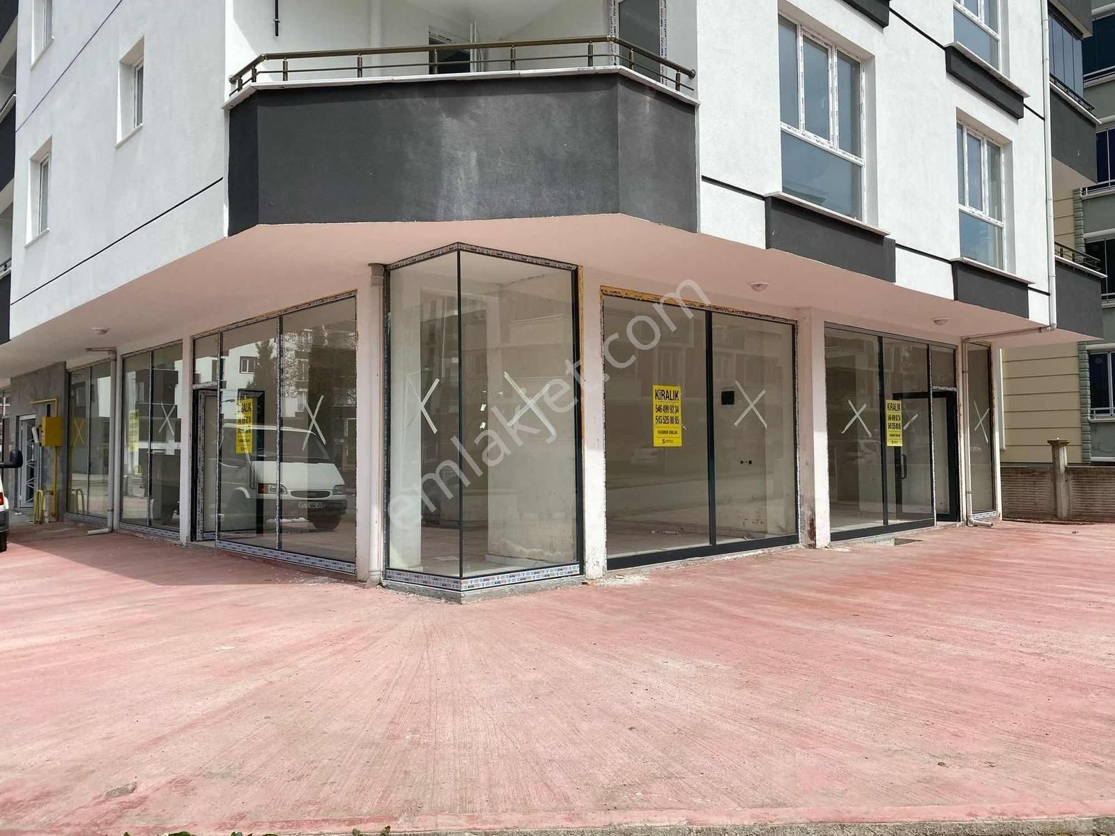 Yağmur Emlaktan Kiralık Harika Konum Süper Cephe Dükkan - Görsel 2