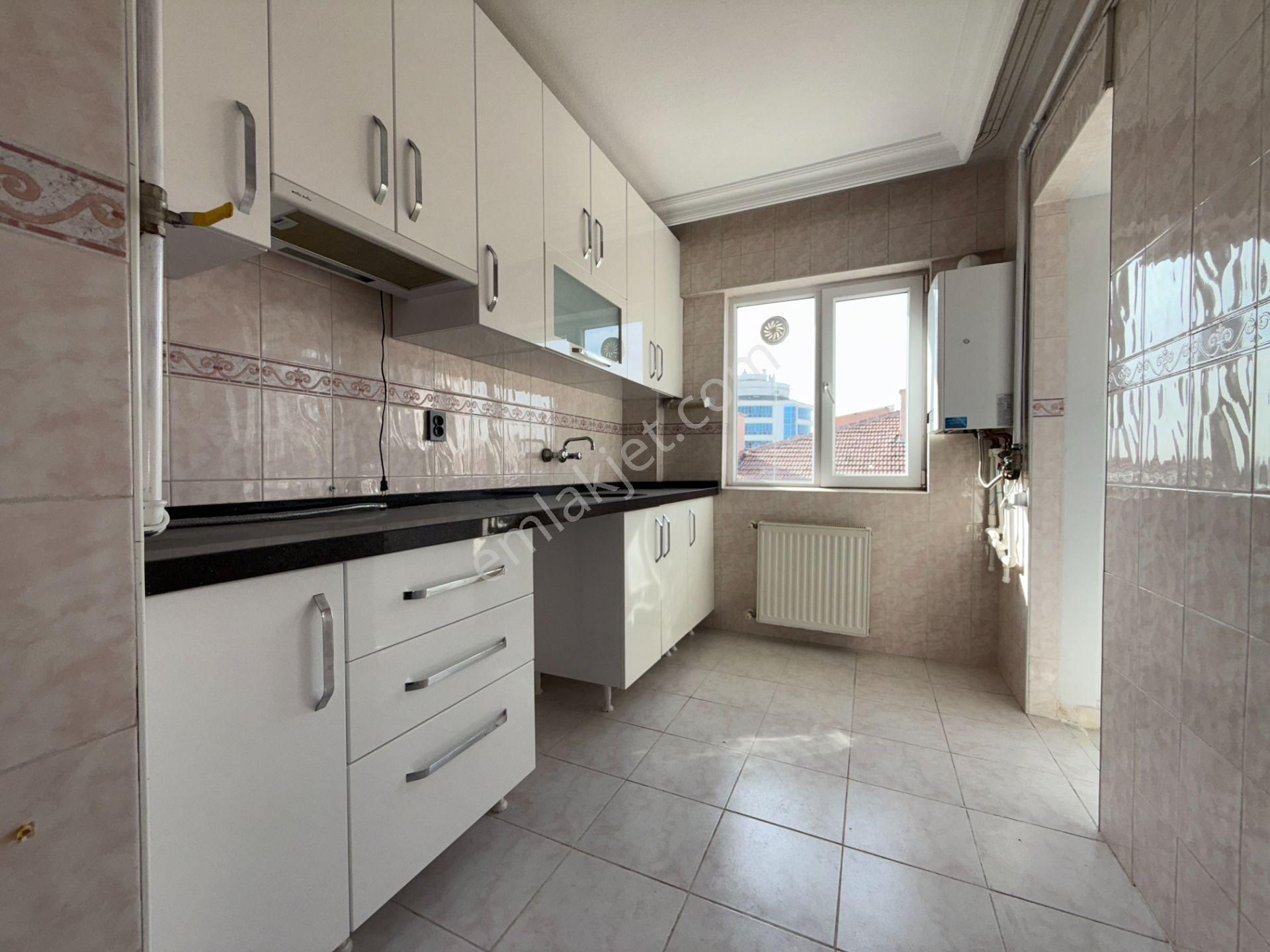 Ufuk Kılıç Emlak'tan Hicret Cami Yakını Katta Güney 3+1 Yapılı Daire