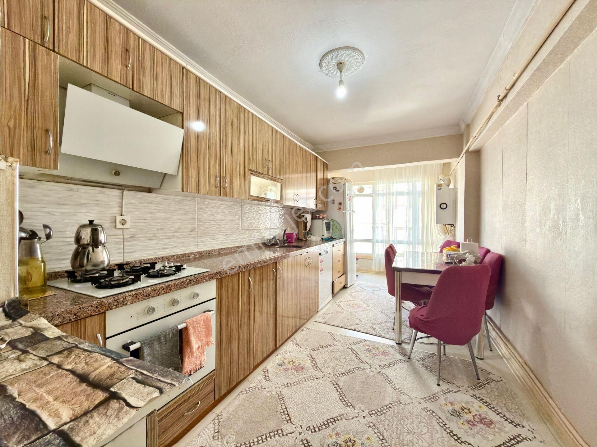 Ufuk Kılıç Emlak'tan Merkezi Konumda Ara Katda Kredi Limitsiz 4+1