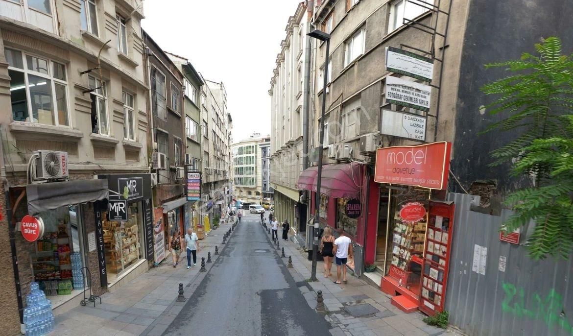 Sirkeci'de Ön Ve Arka Birlikte Satılık Dükkan