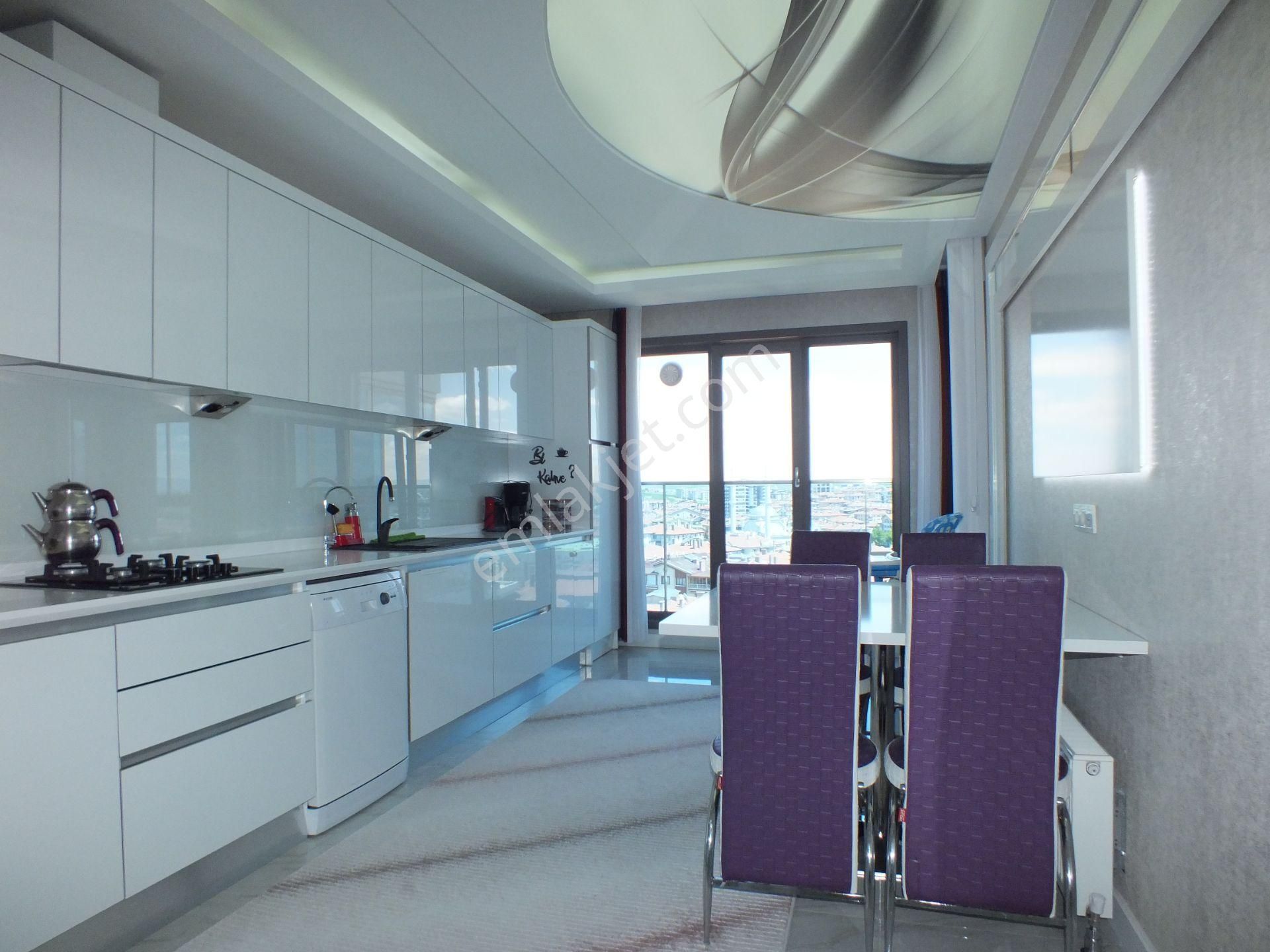 Ufuk Kılıç Emlak'tan Tam Donanımlı Lüx Sitede K.otoparklı 4+1 Daire