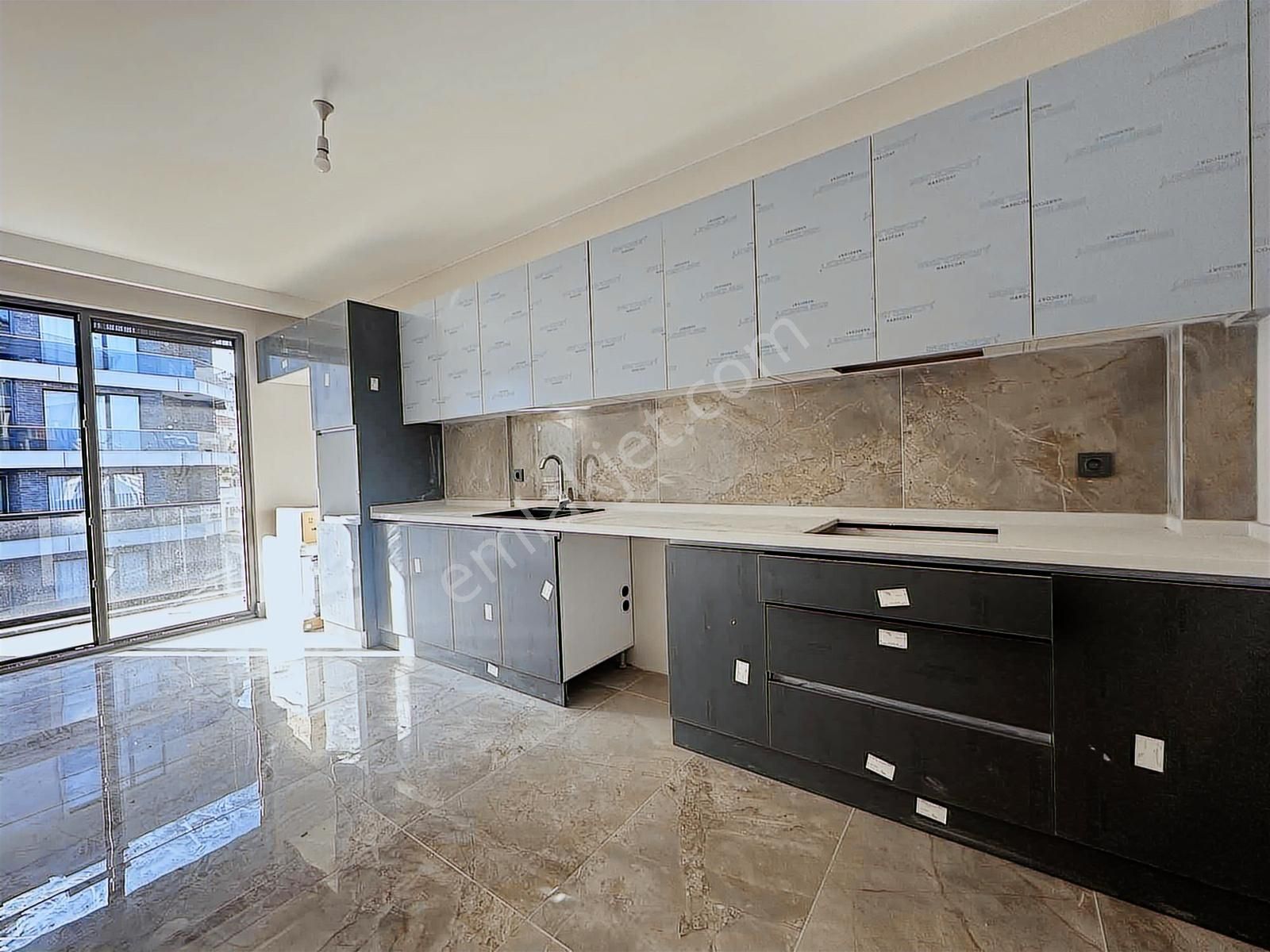 Çengelköyde 5 Bloklu Havuzlu Site İçerisinde 3,5+1 Lux Daire - Görsel 27