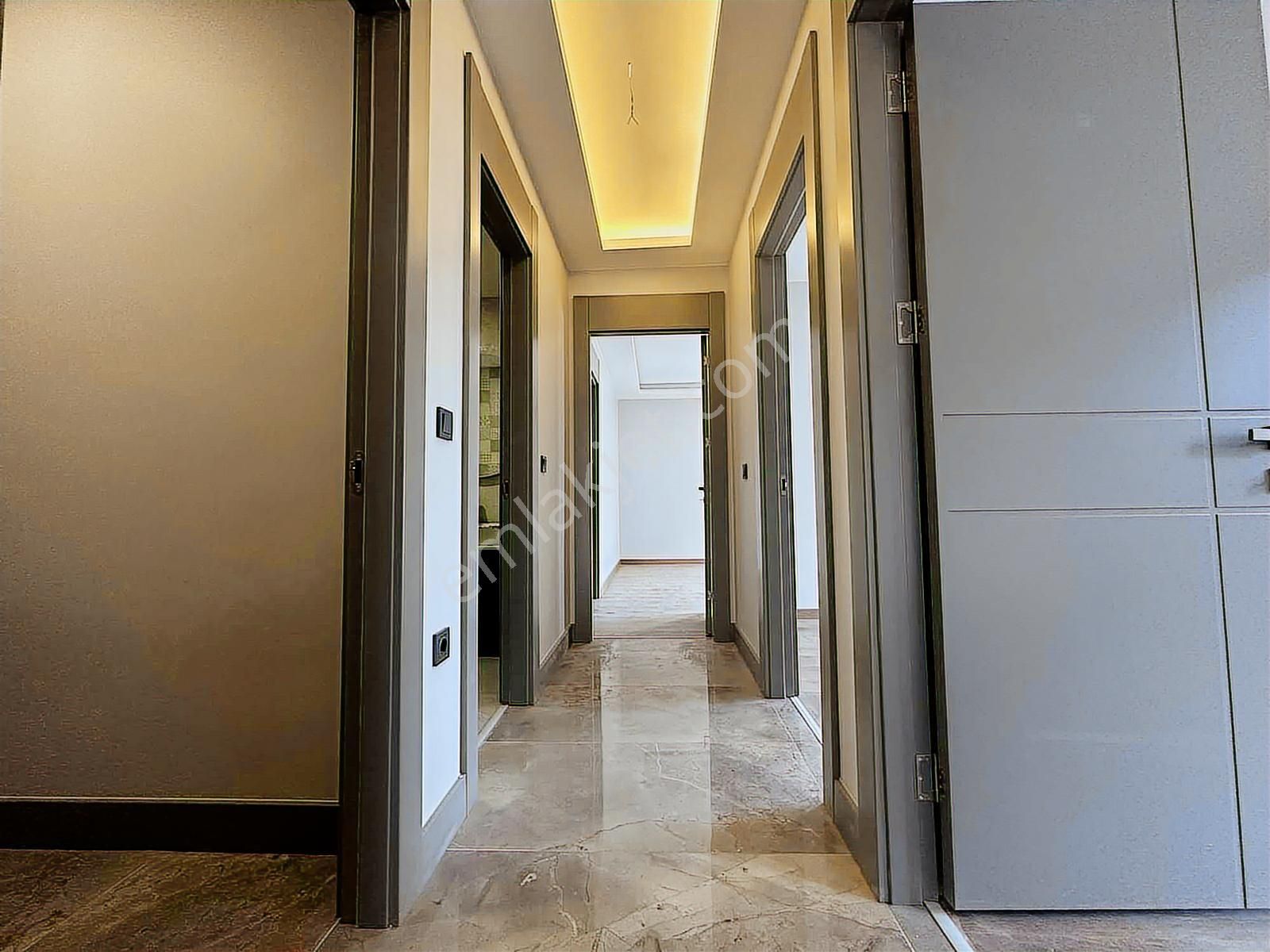 Çengelköyde 5 Bloklu Havuzlu Site İçerisinde 3,5+1 Lux Daire - Görsel 7
