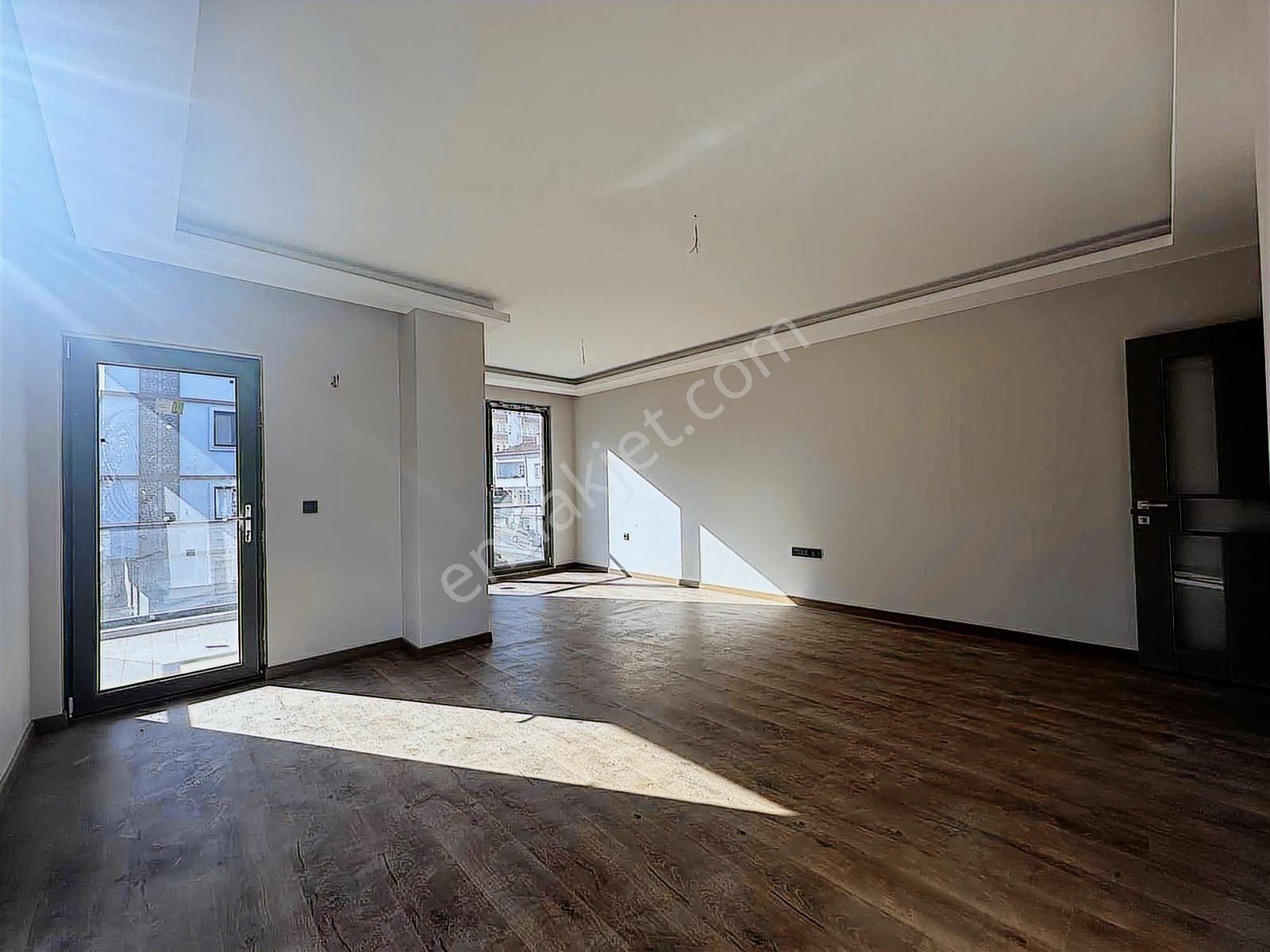 Çengelköyde 5 Bloklu Havuzlu Site İçerisinde 3,5+1 Lux Daire - Görsel 9