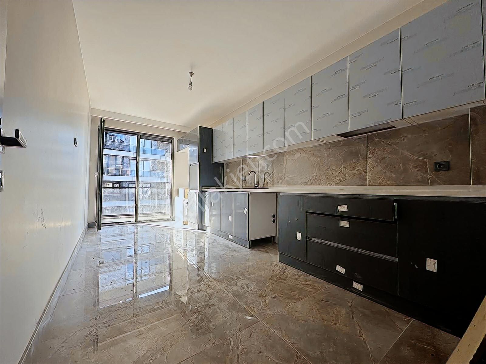 Çengelköyde 5 Bloklu Havuzlu Site İçerisinde 3,5+1 Lux Daire - Görsel 15