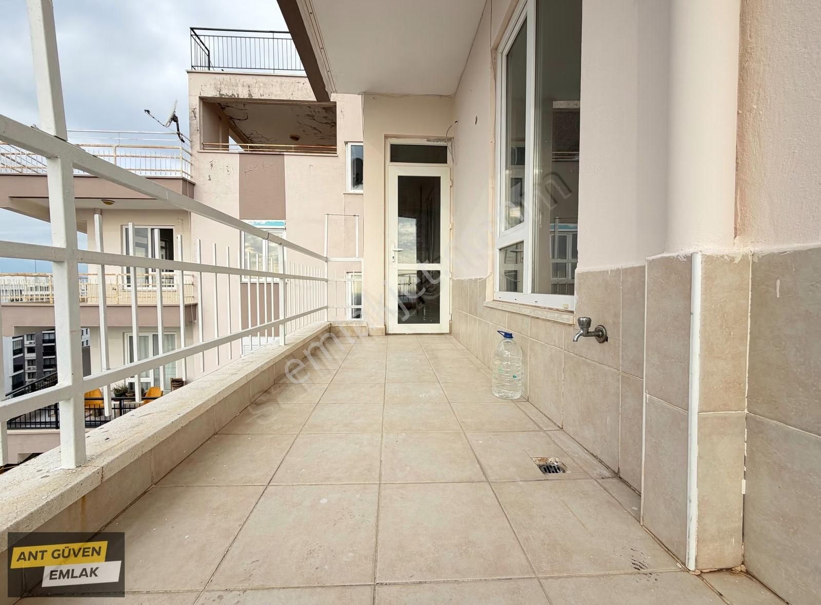 Şehir Manzaralı Site İçinde 3 Balkonlu 3+1 Asansörlü Geniş Daire - Görsel 23