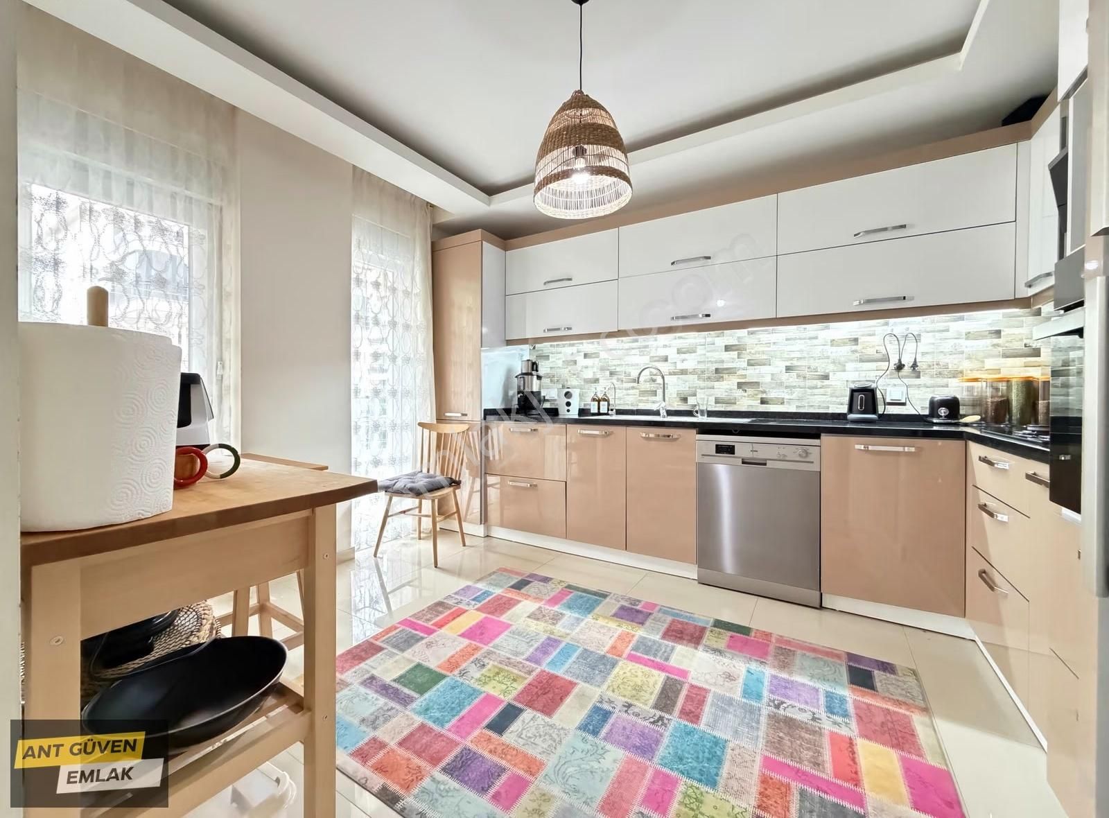 Havuzlu Köşe Binada Ebeveyn Banyolu 3+1 Asansörlü Geniş Arakat - Görsel 5