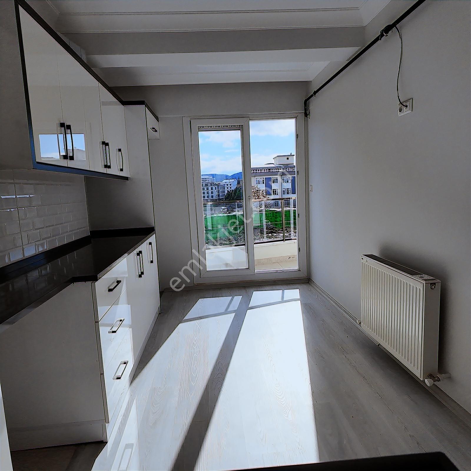 Hürriyet Cadde Üzeri 120 M2 Arakat 3+1 Asansörlü Daire - Görsel 24