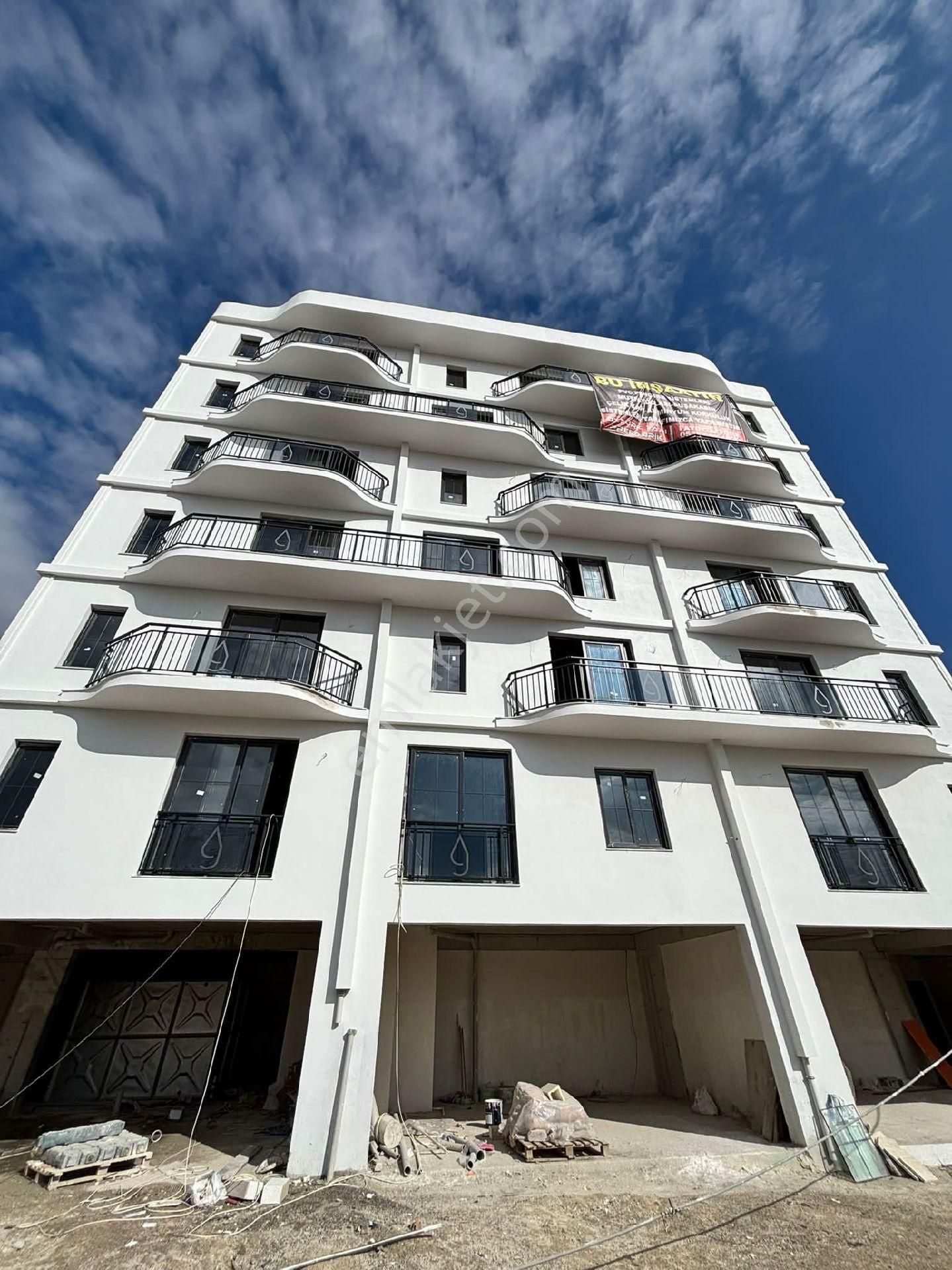 Çınarlıda Bulvar Üzeri 1+1 Ultra Lüks Satılık Daireler