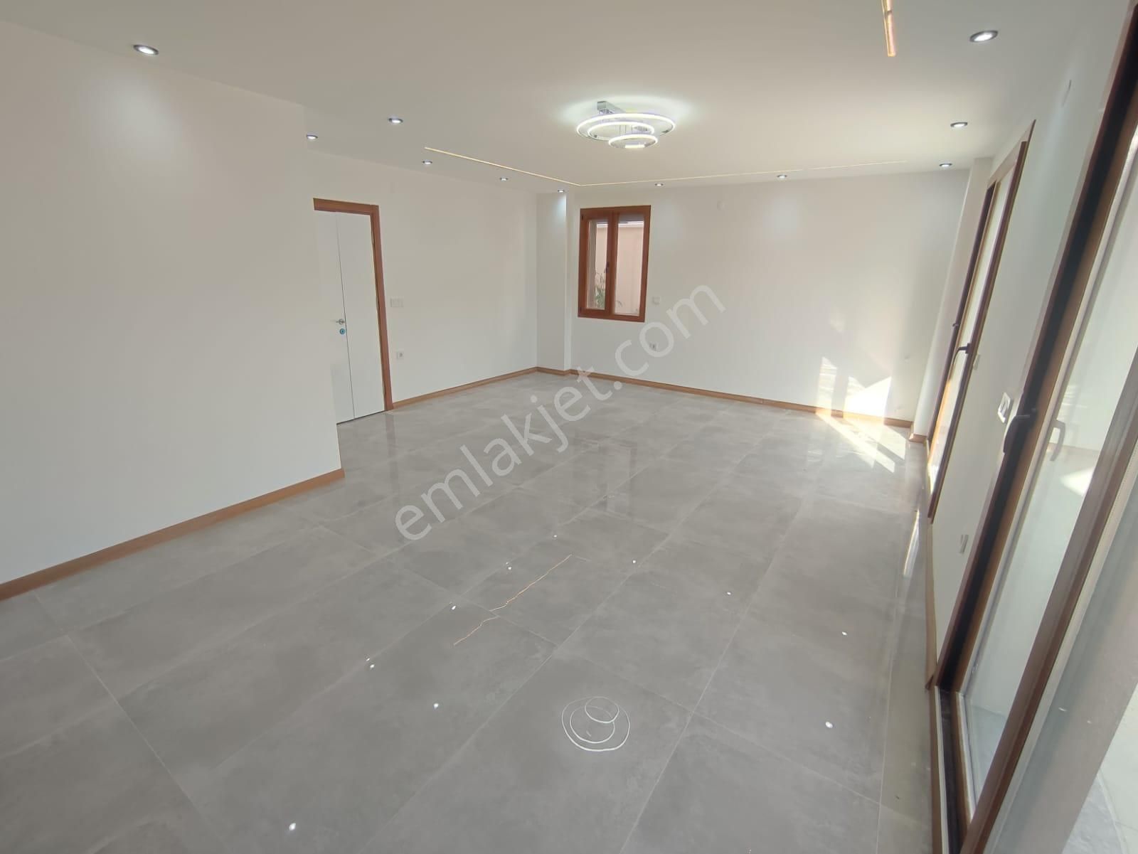 Hisar Mahallesinde Bitişik Nizam 5+1 Havuzlu Triplex Villa