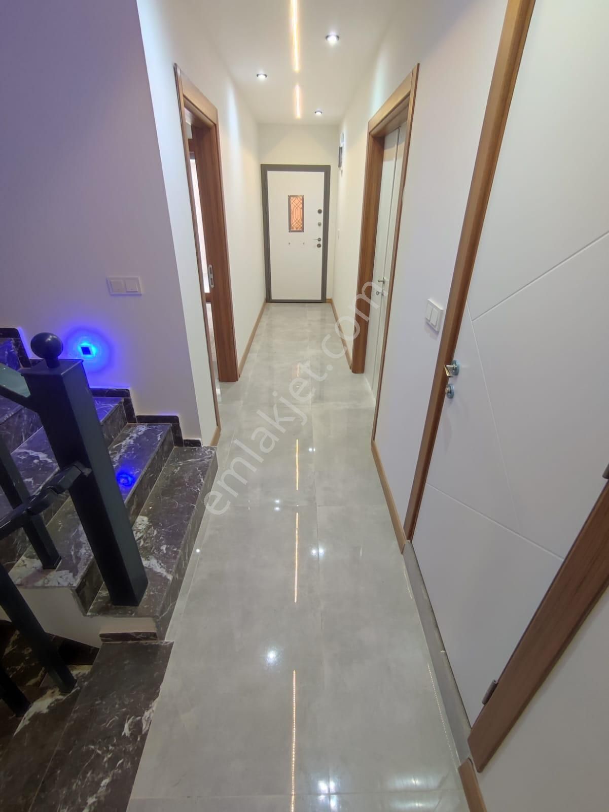 Hisar Mahallesinde Bitişik Nizam 5+1 Havuzlu Triplex Villa - Görsel 6