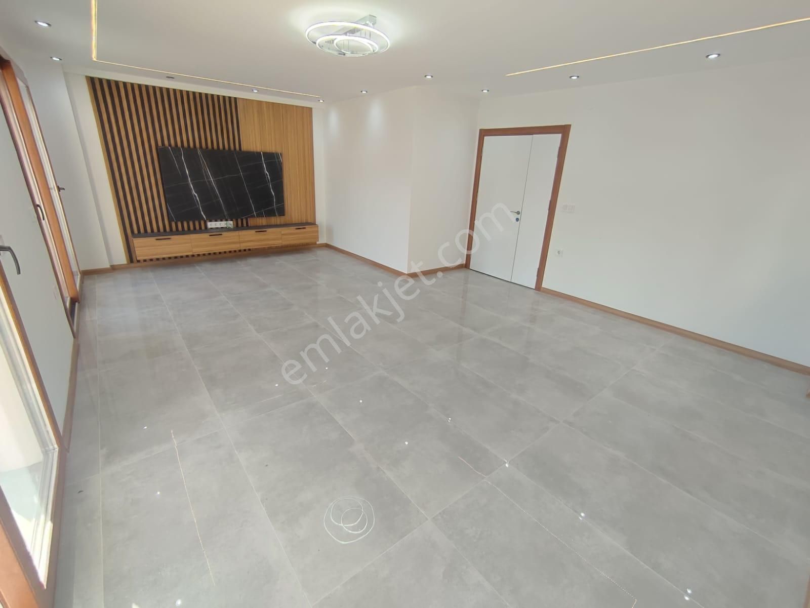 Hisar Mahallesinde Bitişik Nizam 5+1 Havuzlu Triplex Villa - Görsel 2