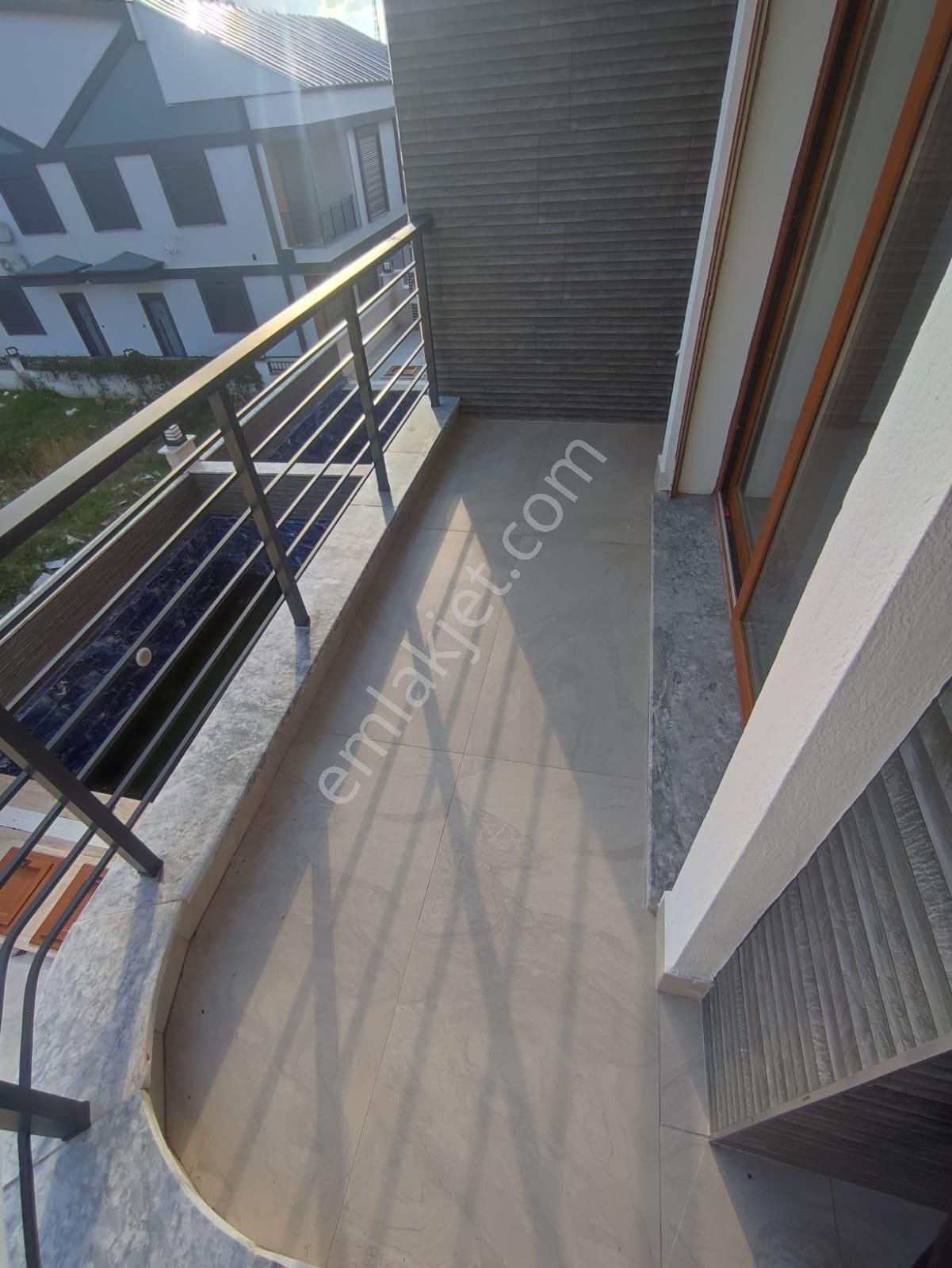 Hisar Mahallesinde Bitişik Nizam 5+1 Havuzlu Triplex Villa - Görsel 16