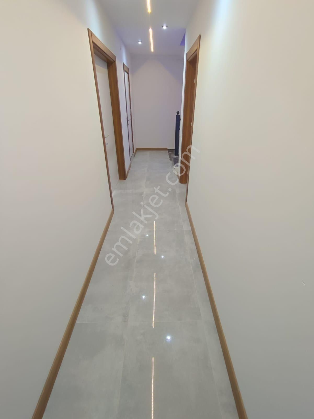 Hisar Mahallesinde Bitişik Nizam 5+1 Havuzlu Triplex Villa - Görsel 7