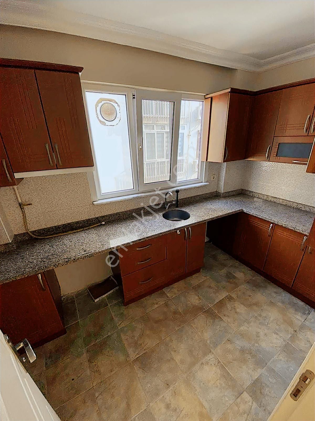 Üsküdar Cumhuriyet Caddesinde Geniş Balkonlu Ferah Arakat Daire - Görsel 13