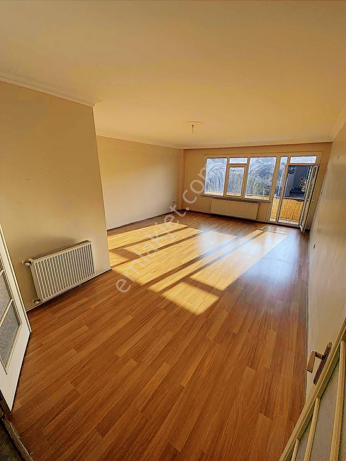 Üsküdar Cumhuriyet Caddesinde Geniş Balkonlu Ferah Arakat Daire - Görsel 8