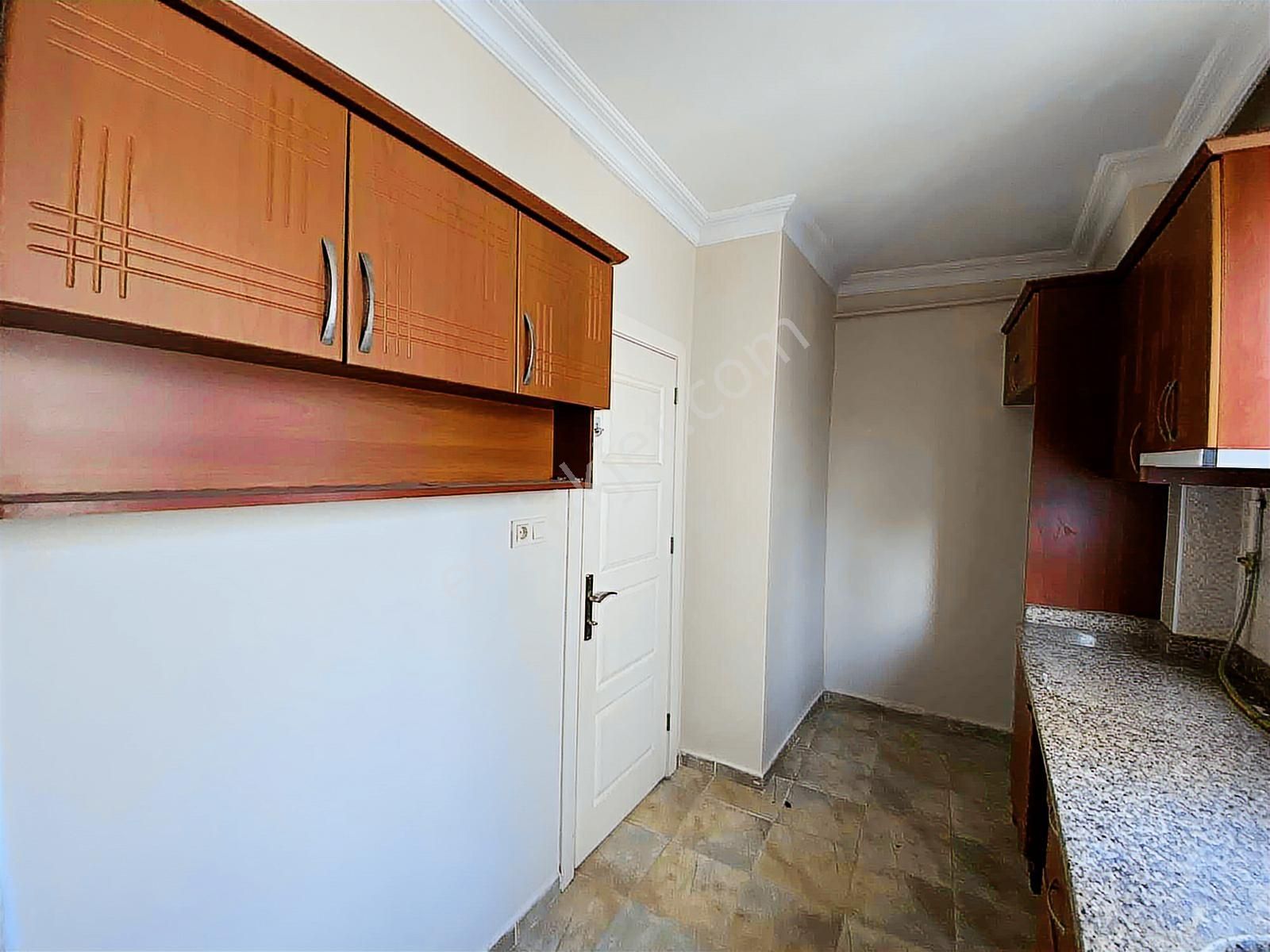 Üsküdar Cumhuriyet Caddesinde Geniş Balkonlu Ferah Arakat Daire - Görsel 12