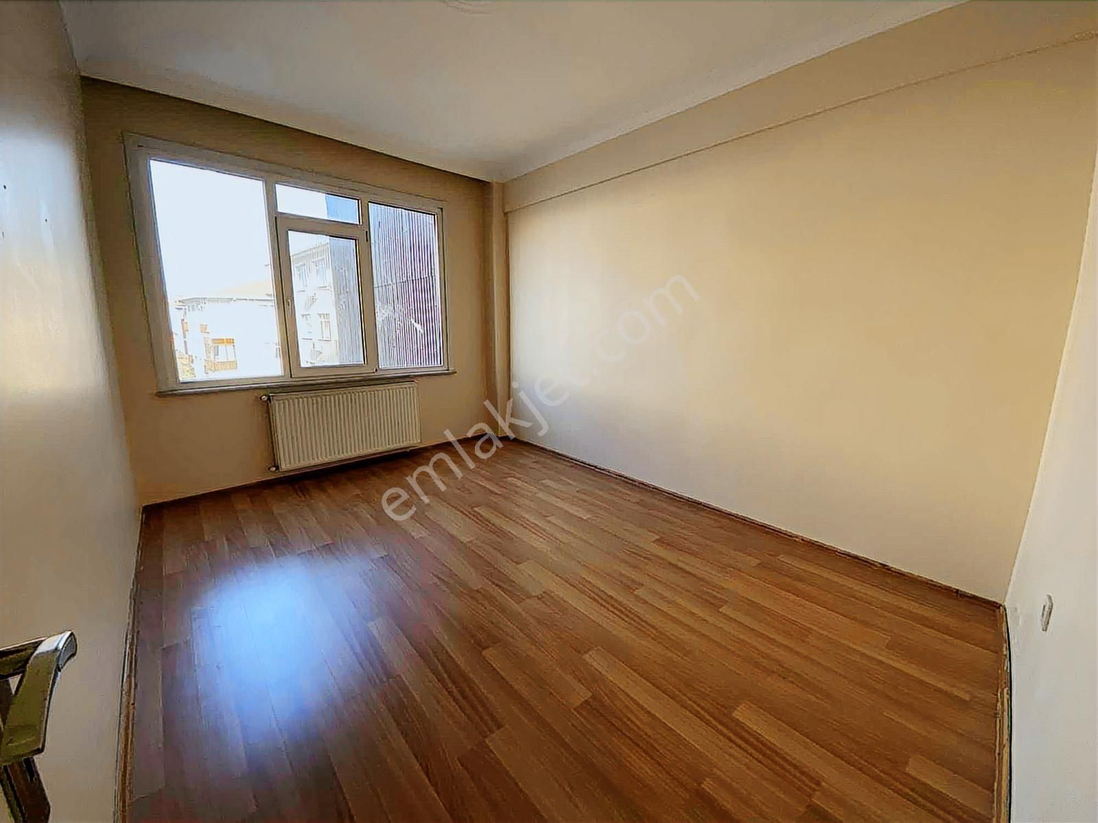 Üsküdar Cumhuriyet Caddesinde Geniş Balkonlu Ferah Arakat Daire - Görsel 9