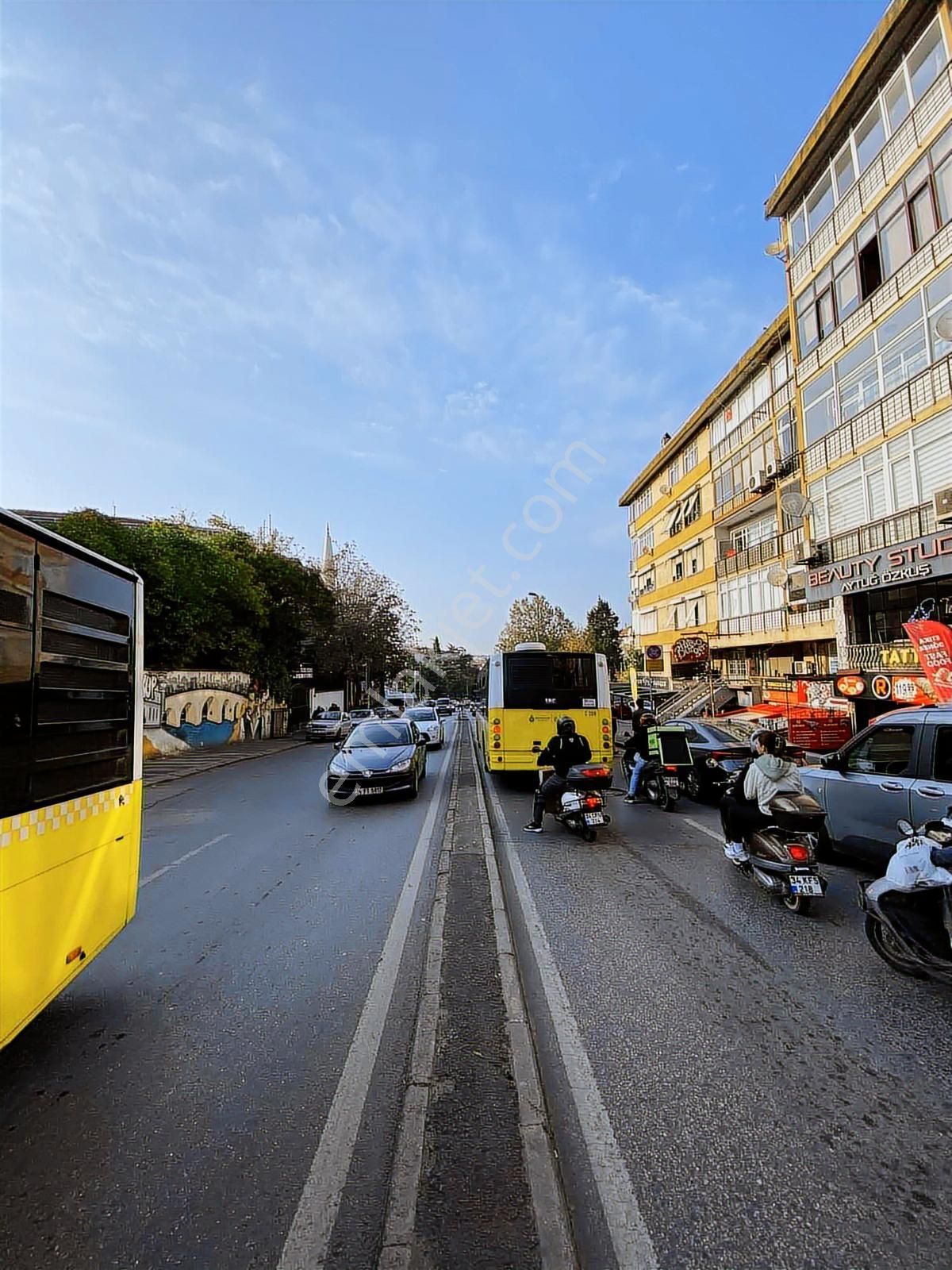Üsküdar Cumhuriyet Caddesinde Geniş Balkonlu Ferah Arakat Daire - Görsel 18