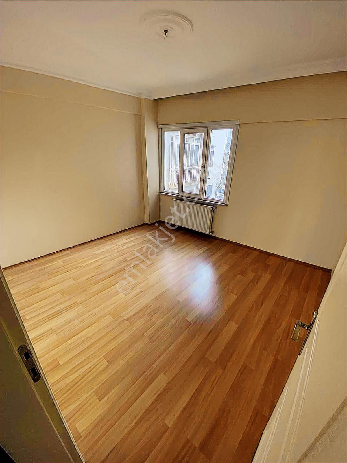 Üsküdar Cumhuriyet Caddesinde Geniş Balkonlu Ferah Arakat Daire - Görsel 25