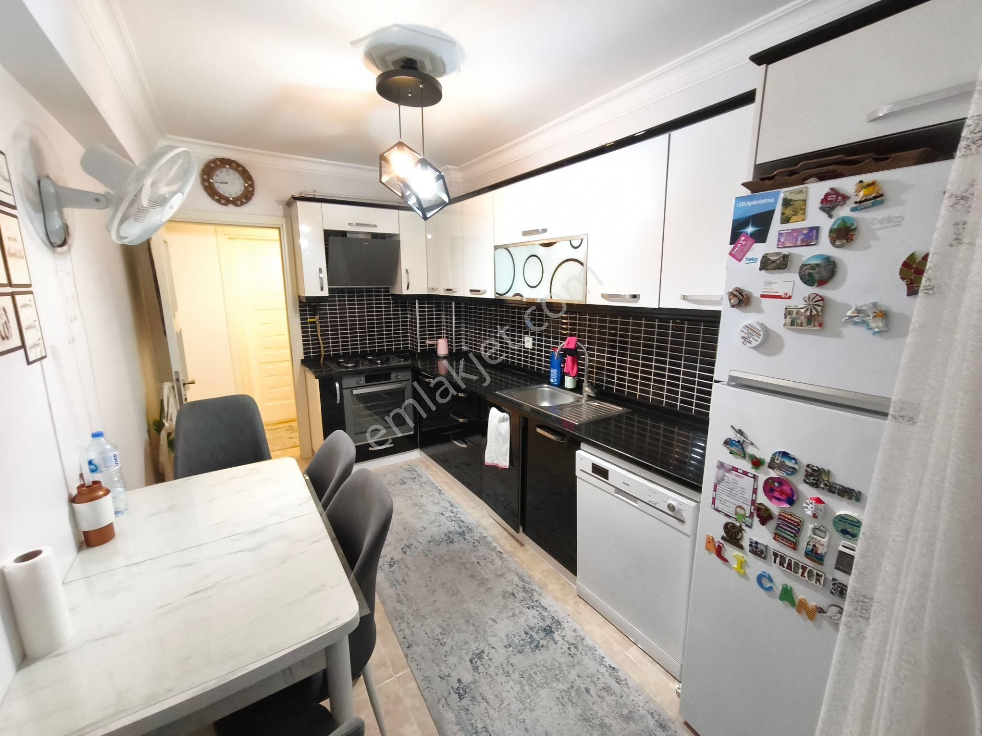 Gazi Mahallesi Merkezi Konumda Arakat Lüks Eşyalı Kiralık 3+1 Daire