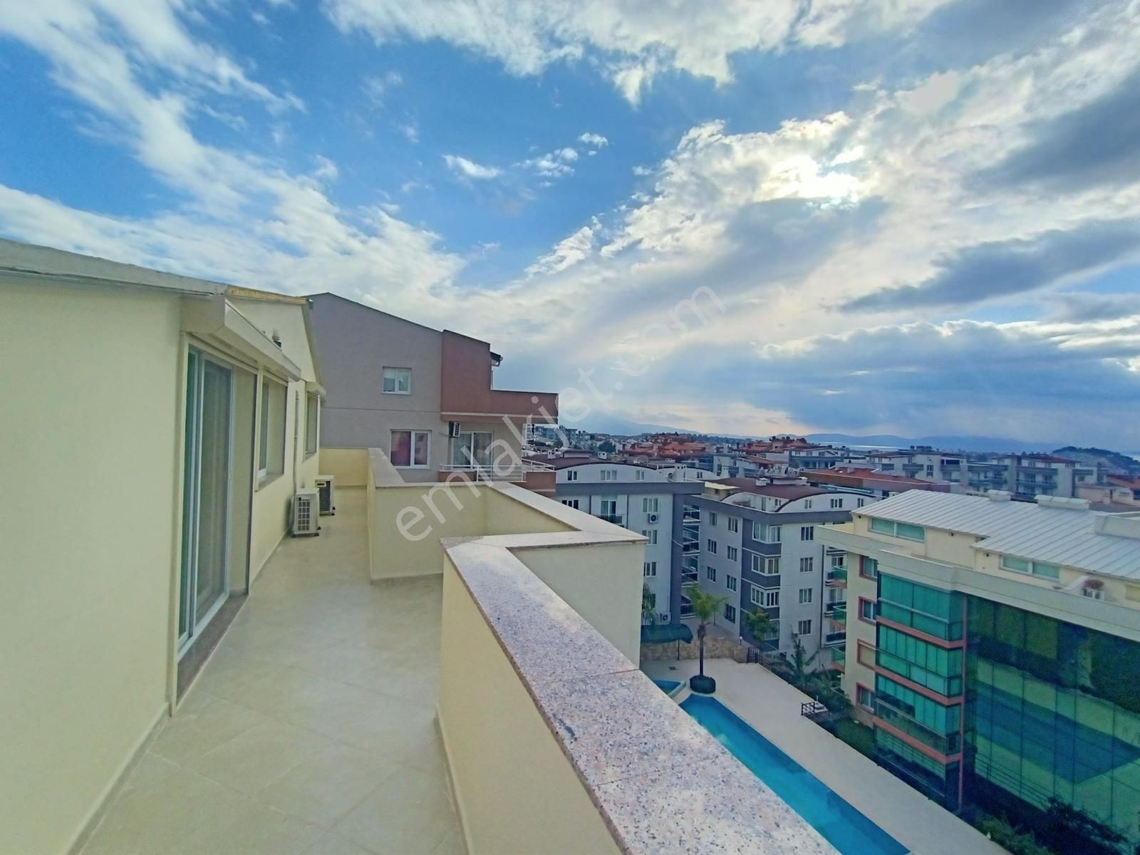 Ege Mahallesi'nde Deniz Manzaralı Çatı Dubleks Daire - Görsel 4