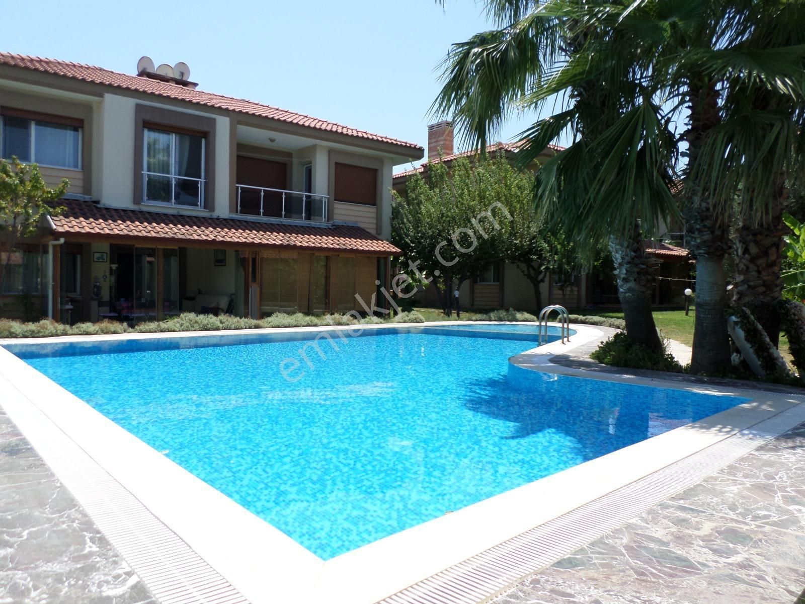 Urla Çeşmealtı'nda Havuzlu Site İçinde 3+1 Kiralık Villa