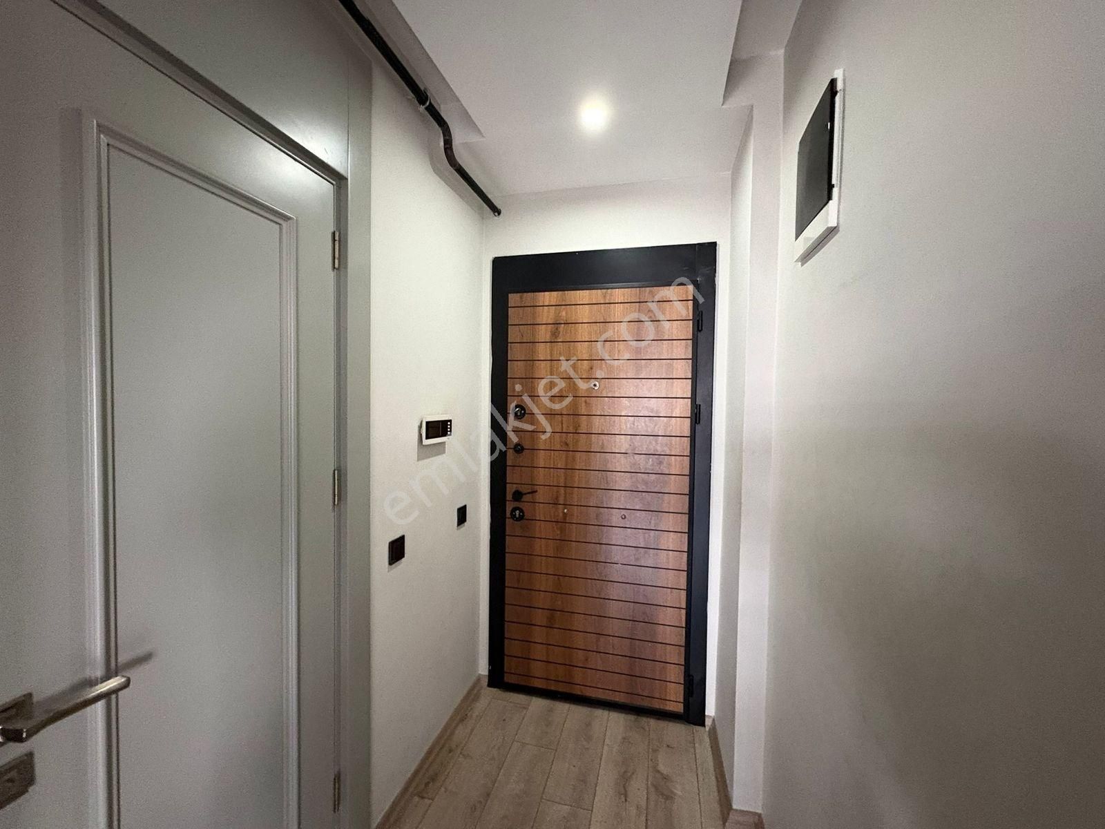 Thor'dan Mezitli Akdeniz Mahallesinde Cadde Cepheli 1+1 Kiralık - Görsel 5