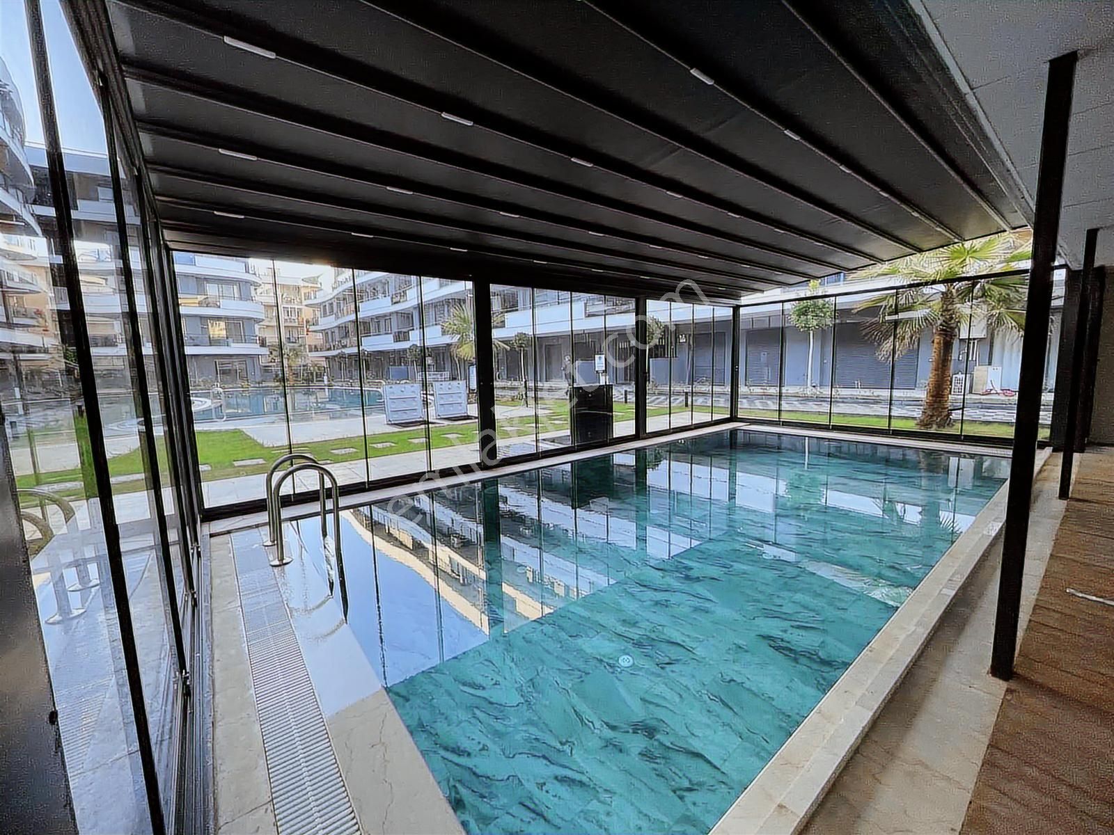 Kuşadası My Suits'te Havuz Cepheli 2+1 Daire - Görsel 15