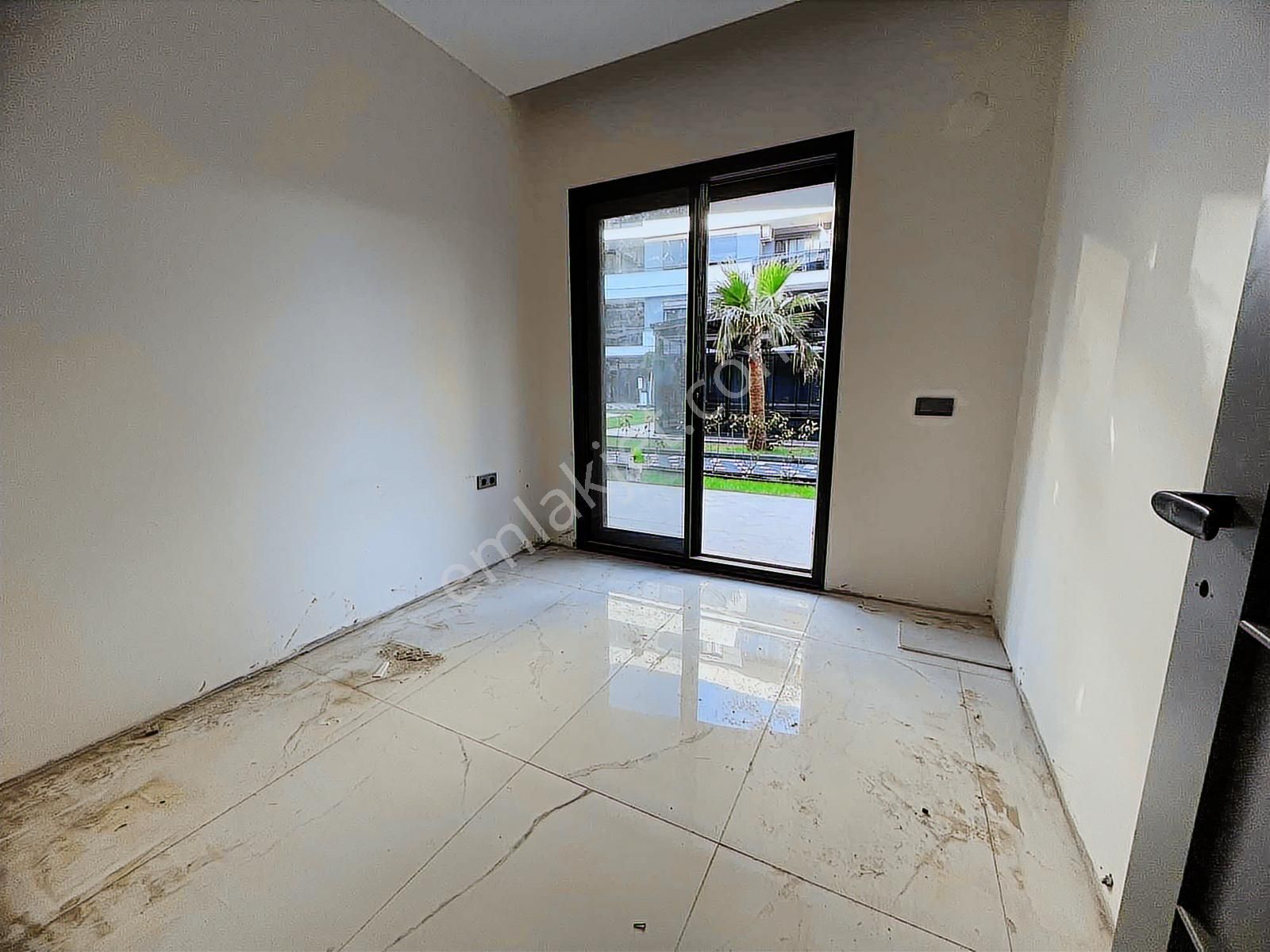 Kuşadası My Suits'te Havuz Cepheli 2+1 Daire - Görsel 23