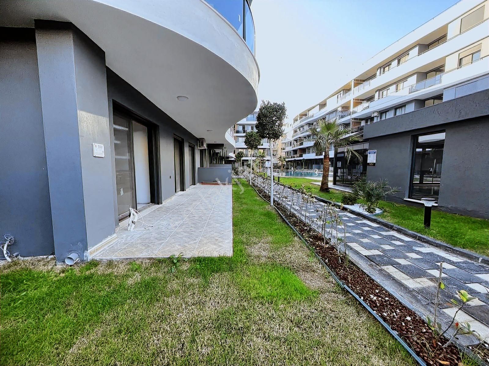 Kuşadası My Suits'te Havuz Cepheli 2+1 Daire - Görsel 25