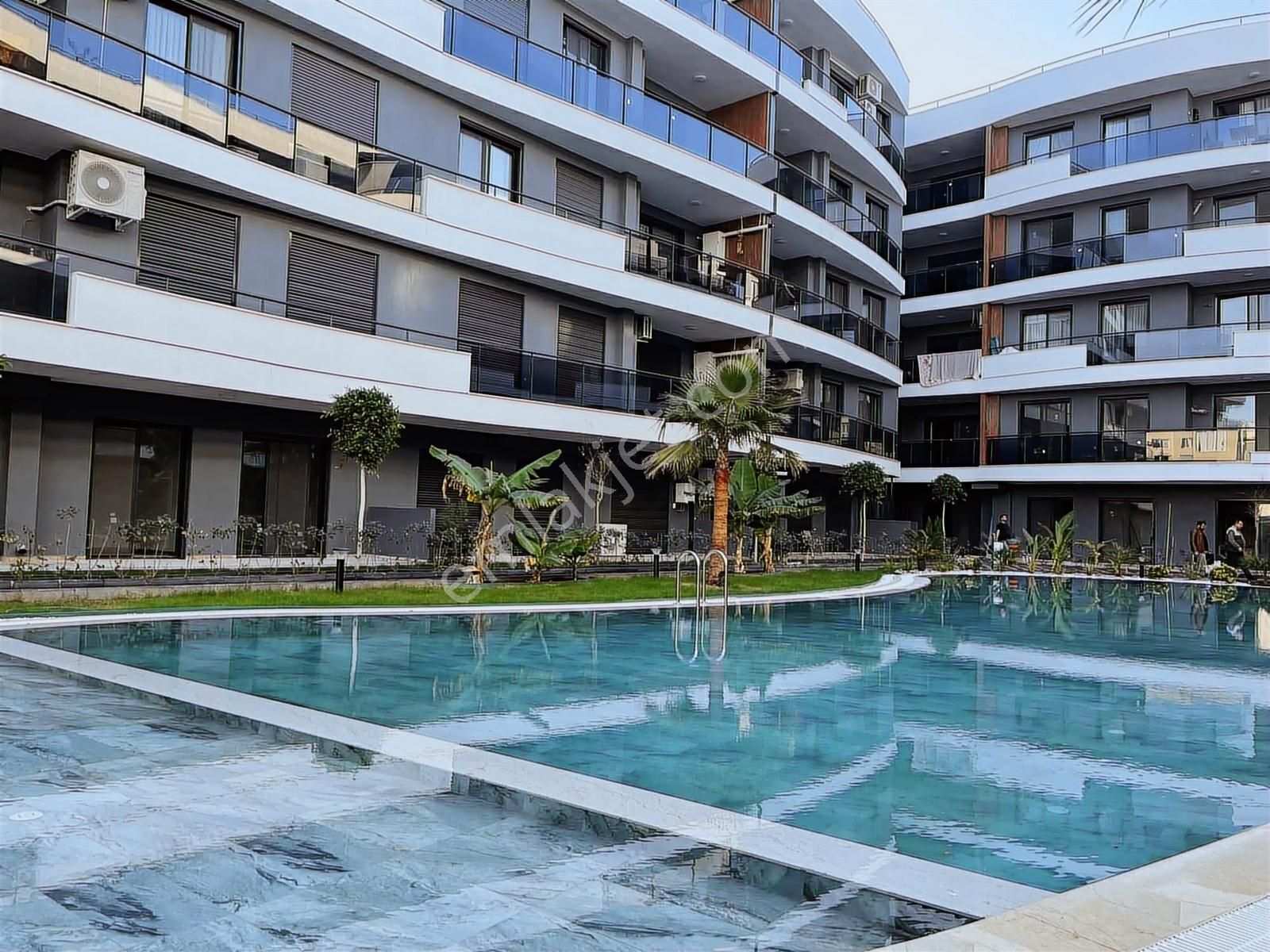 Kuşadası My Suits'te Havuz Cepheli 2+1 Daire - Görsel 27