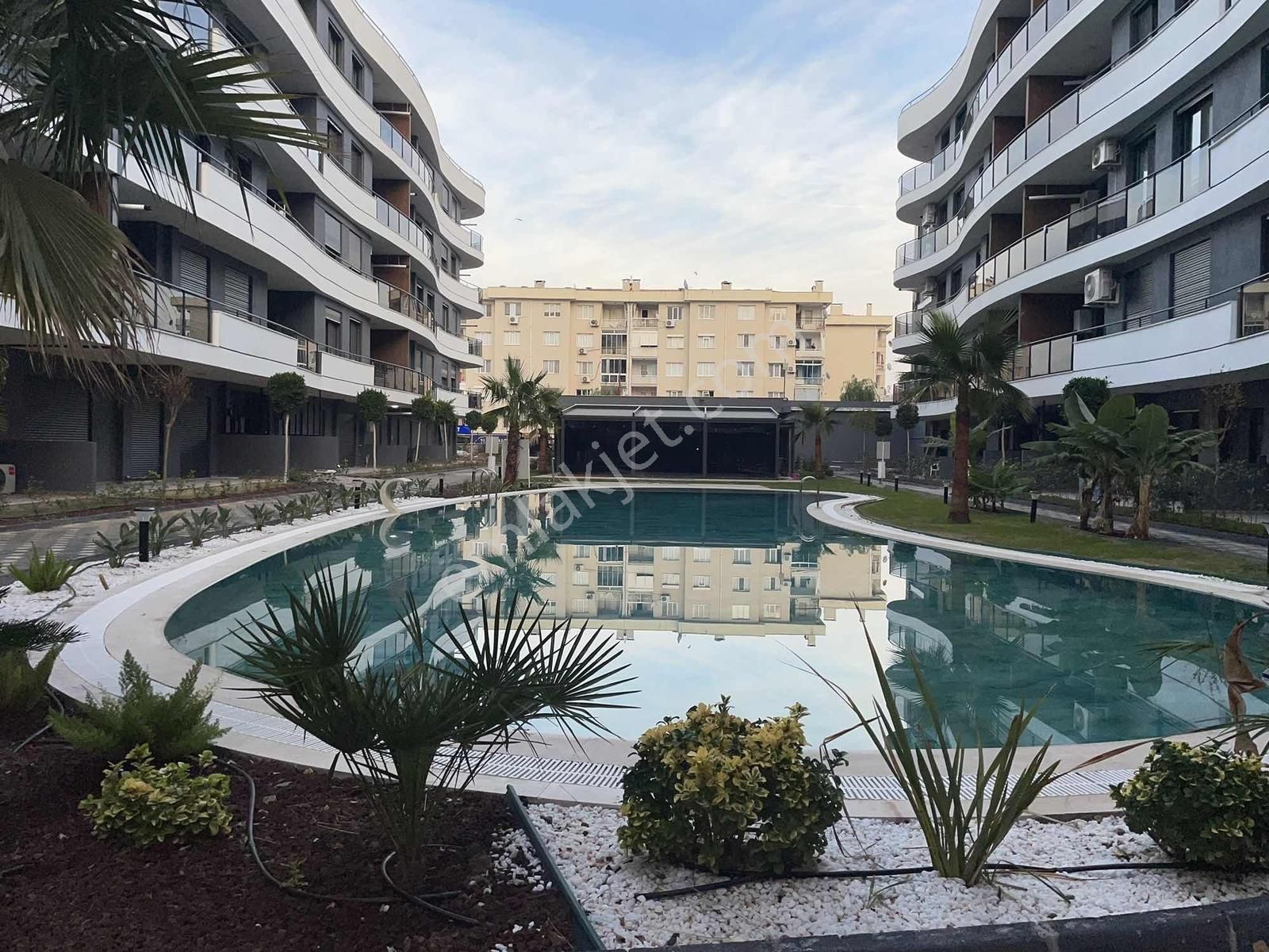 Kuşadası My Suits'te Bahçeli Havuz Manzaralı Suit