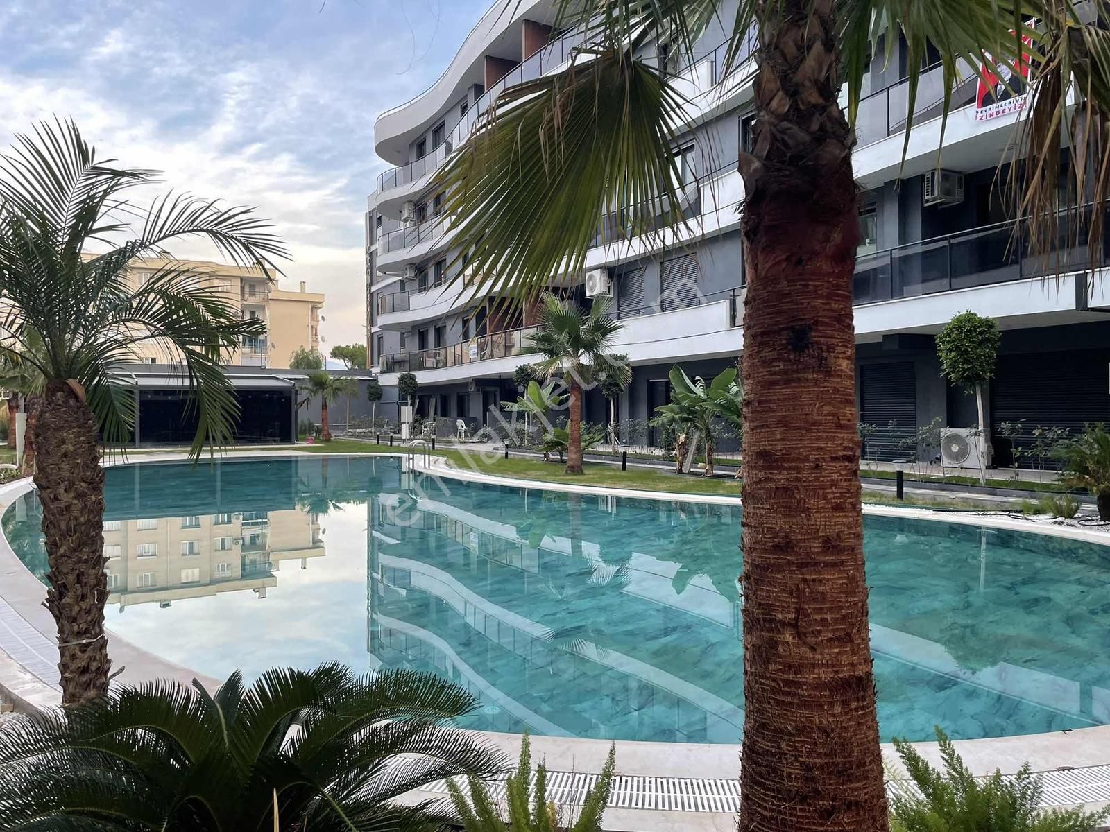 Kuşadası My Suits'te Bahçeli Havuz Manzaralı Suit - Görsel 12