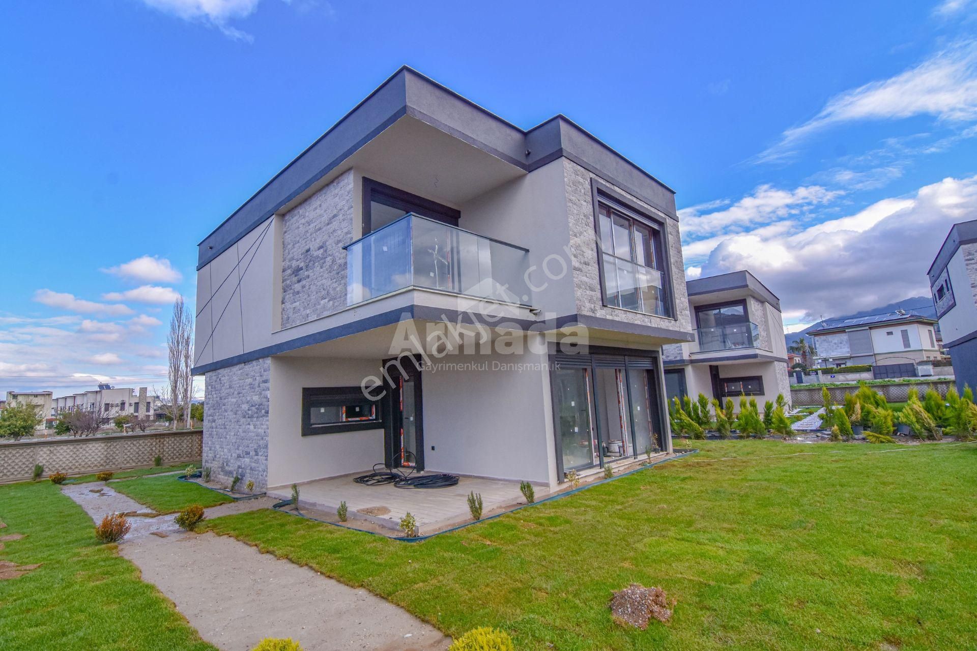 Kuşadası Davutlar'da Denize Yürüme Mesafesinde 3+1 Villa