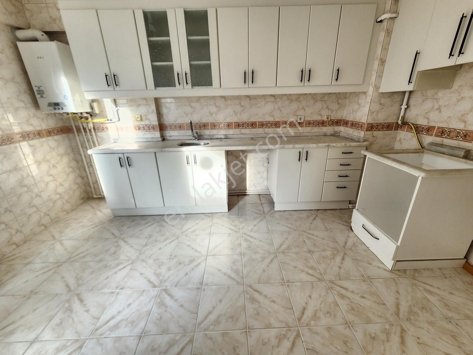 Anka'dan Kısıklı Mah. Ferah Yaşam Alanı Devasa Kiralık 3+1 Daire - Görsel 14