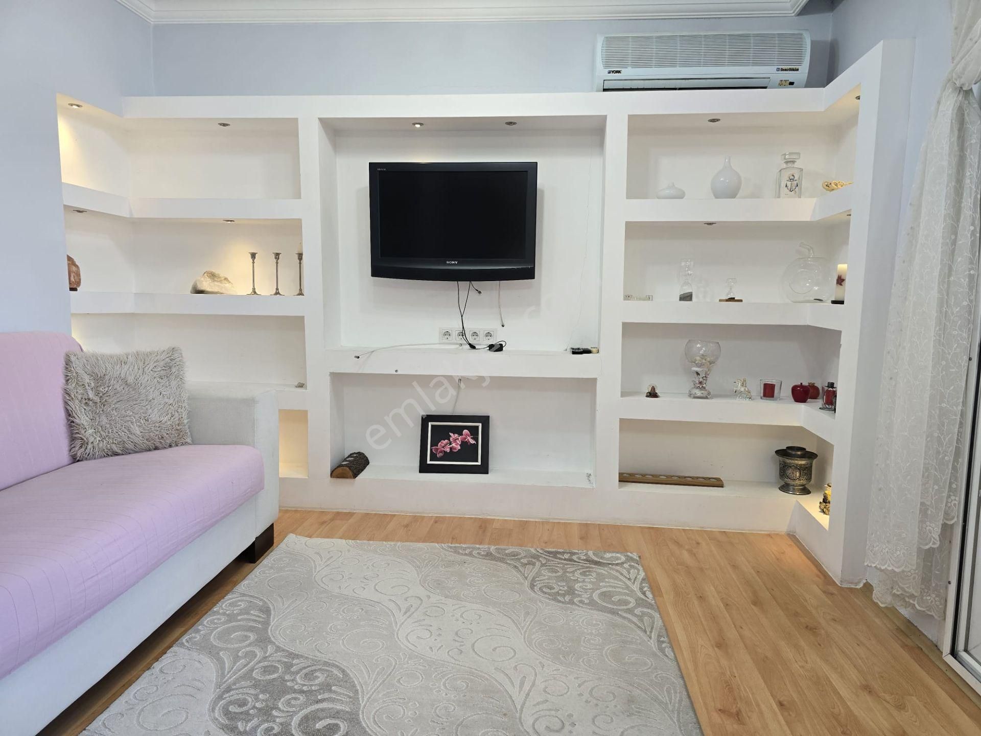 Balçovada Metro Yakını Deniz Manzaralı D.gazlı Asansörlü Eşyalı Kiralık 3+1