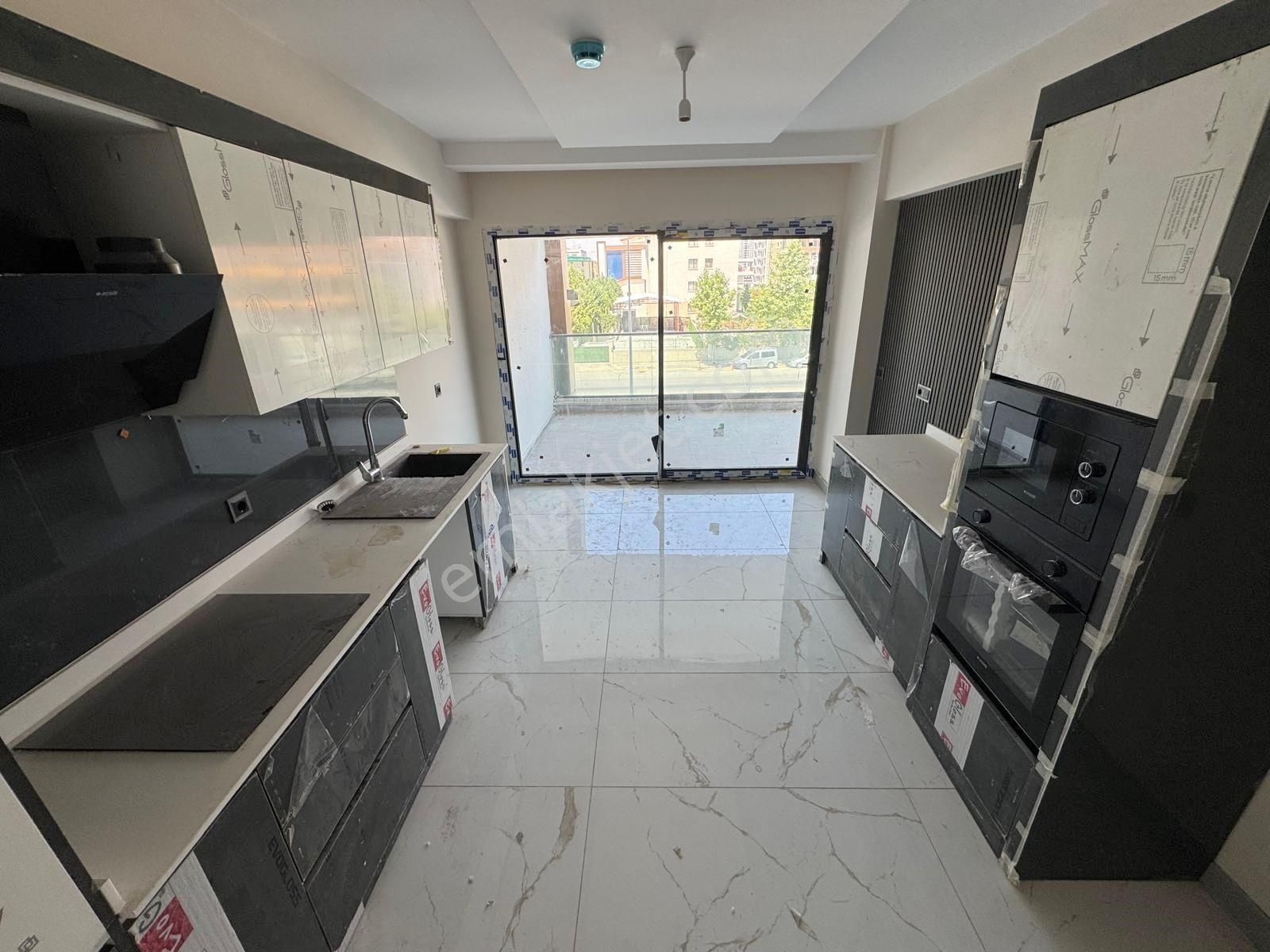 Ovacık Mahallesinde Bulvar Paraleli Katta Lüx Yapıda Satılık 4+1