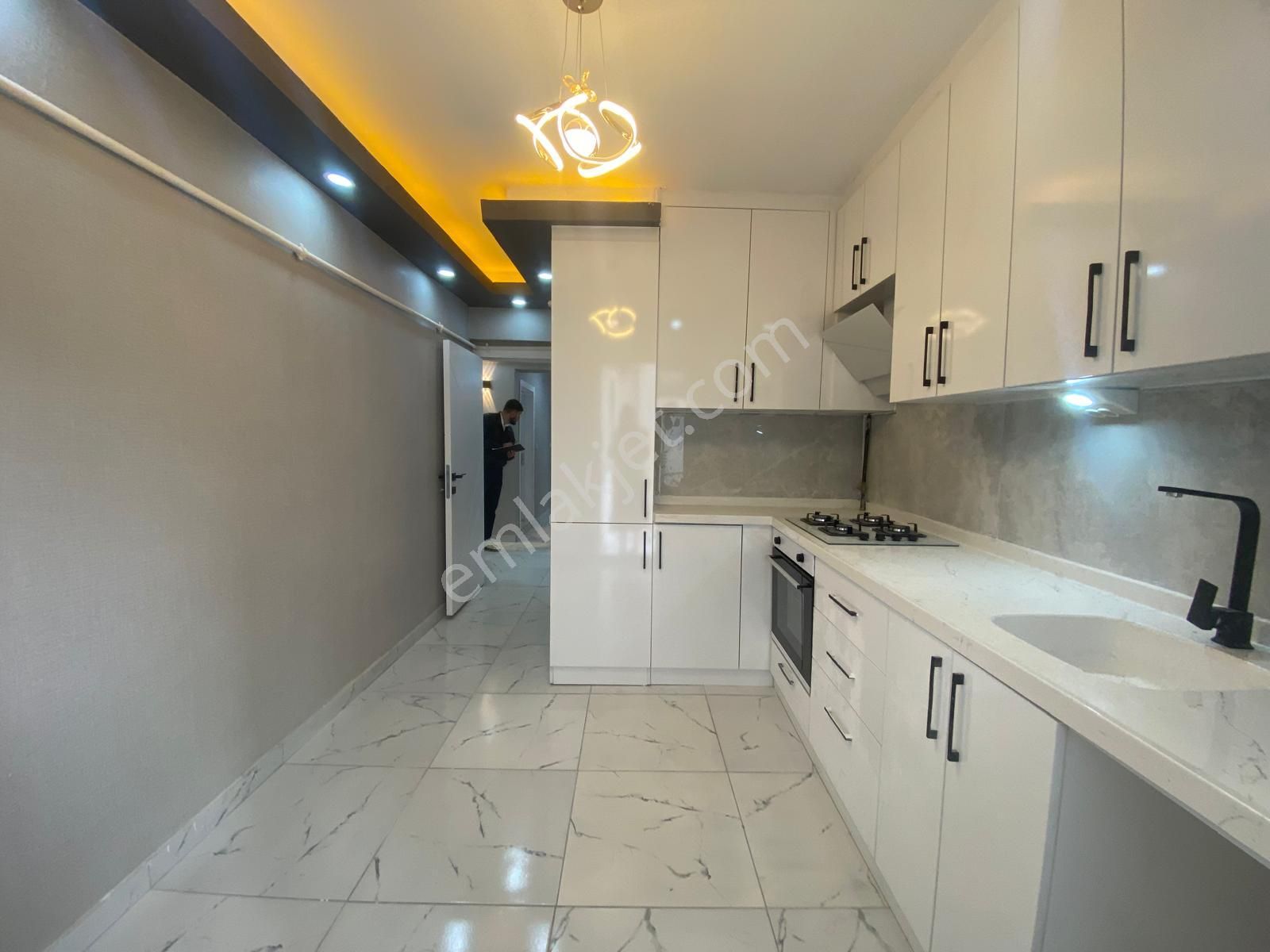 Koza Emlak'tan Plevne Mahalesinde Ara Katta Lüxx Yapılı Geniş Güney Ön Cepheli 3+1 Satılık Daireeee - Görsel 3