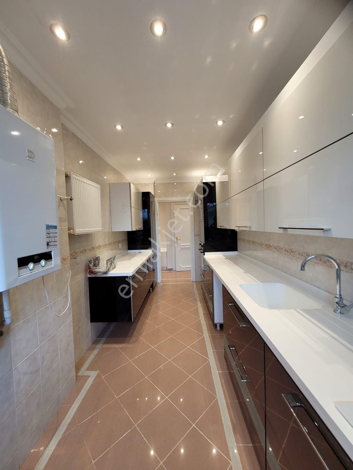 Kızıltoprak Sahilde Kalamış Parkına 2 Adım Mesafede Masrafsız 3+1 - Görsel 10