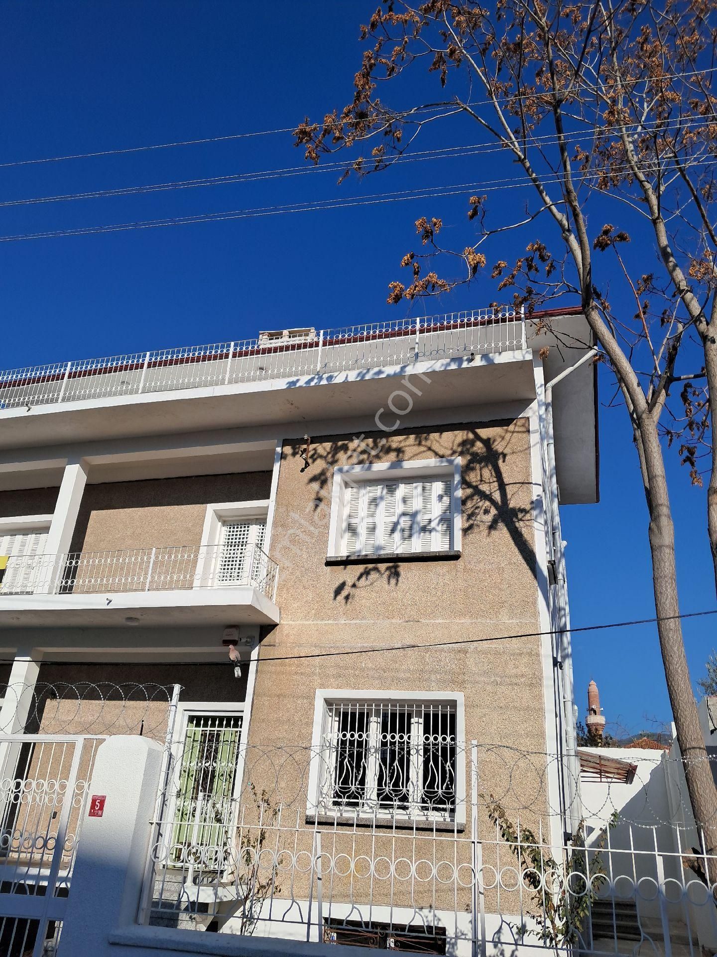 Balıkesir/edremit Dr 3 Katlı 4 Oda,3 Salon 3 Mutf 3 Banyo Wc Bahçeli230m2