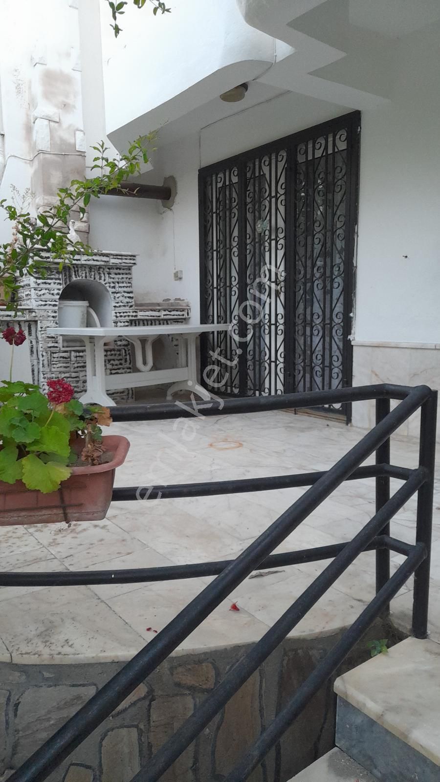 Kuşadasında Sahibinden 5+1 Full Eşyalı Site İçi Havuzlu Kiralık Villa