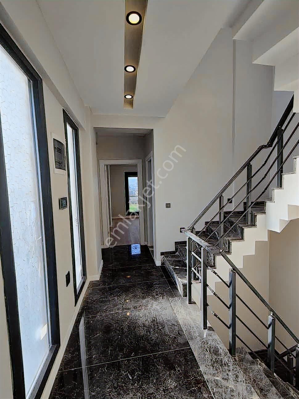 Qzen Gayrimenkul'den Barbaros Mahallesinde 3+1 Havuzlu Villa - Görsel 13