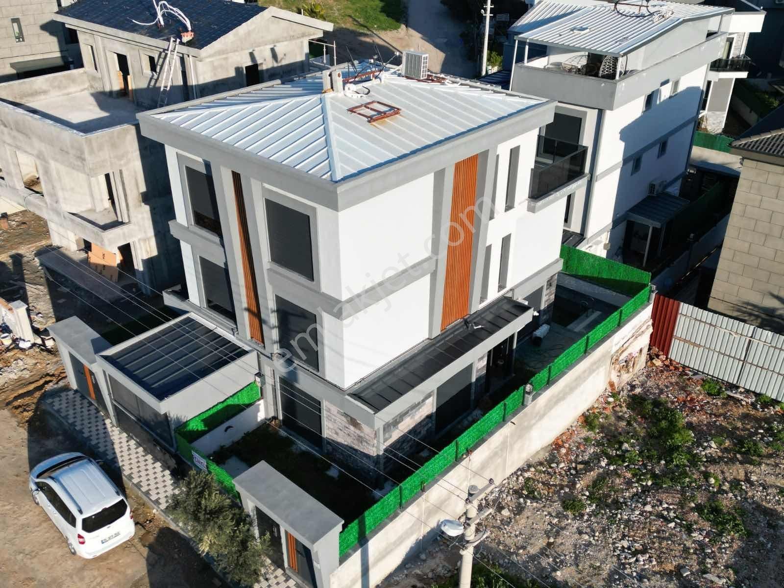 Qzen Gayrimenkul'den Barbaros Mahallesinde 3+1 Havuzlu Villa