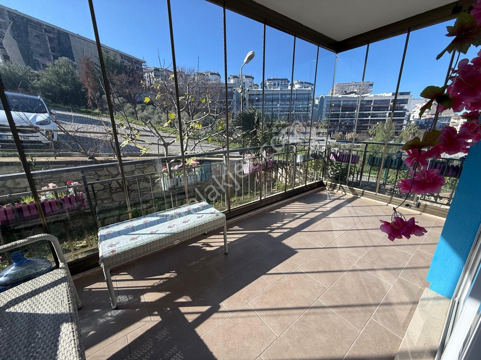 Kuşadası Merkeze Yakın Doğalgazlı Lüx Site 3+1 Geniş Satılık Daire - Görsel 29