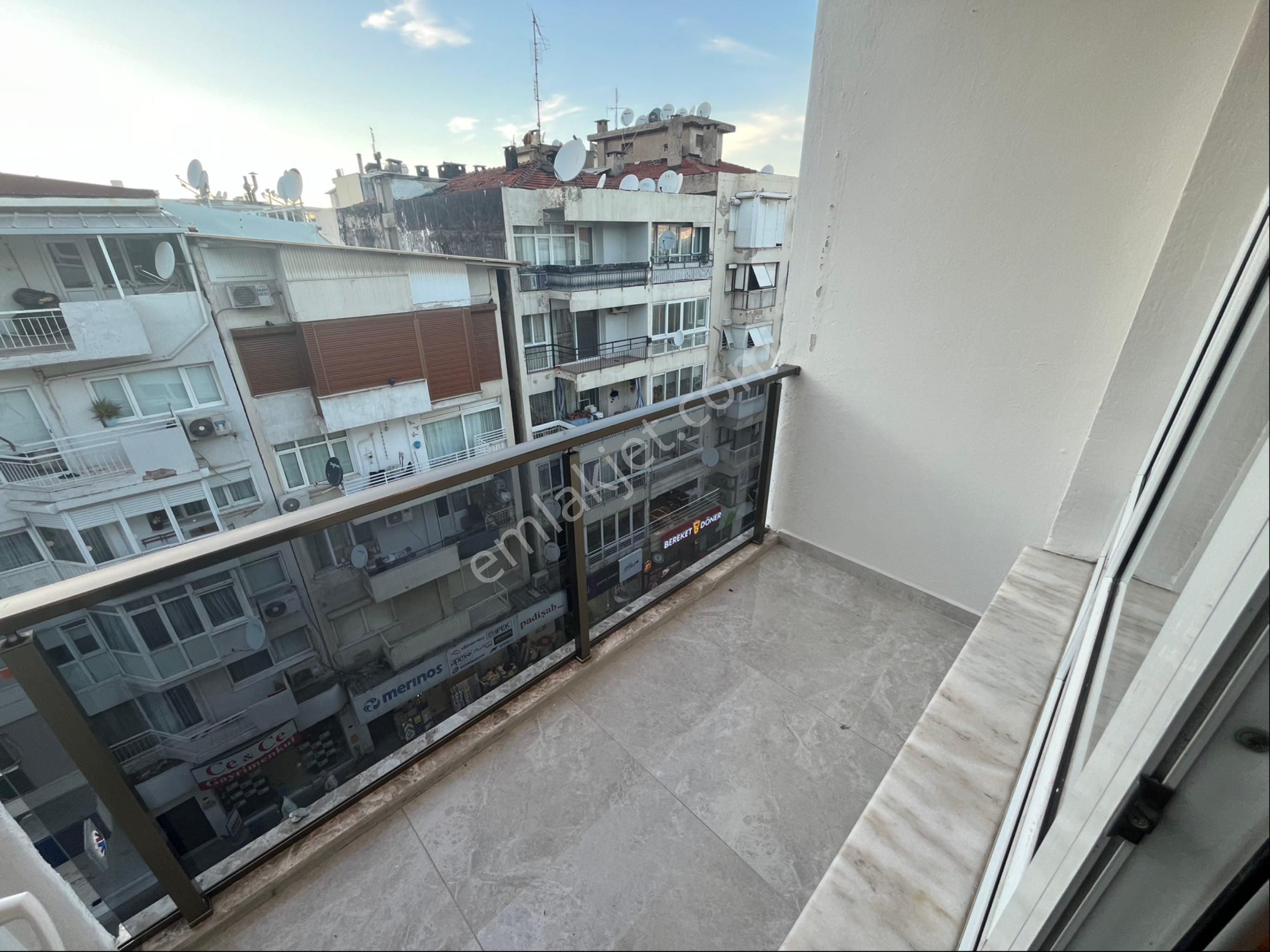 Ata Caddesinde Deniz Manzaralı Asansörlü 3+1 Satılık Daire - Görsel 12