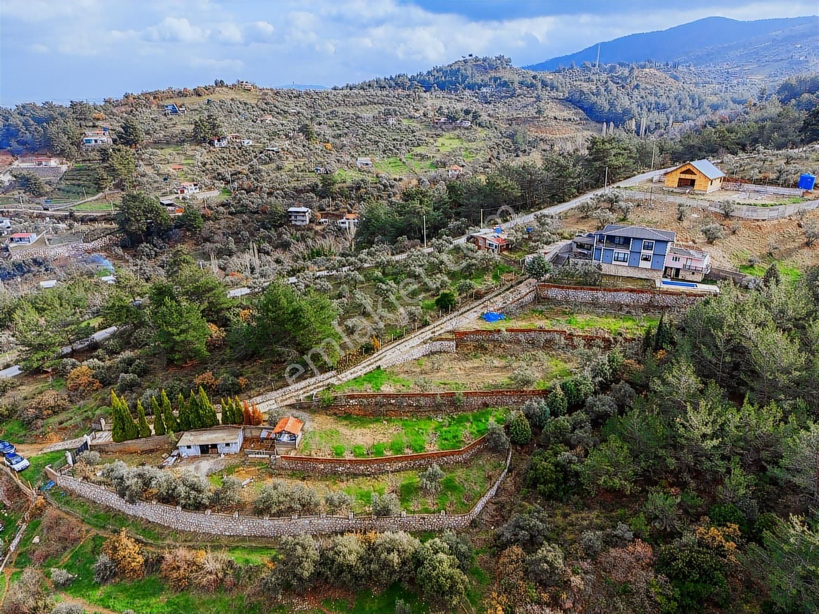 Kemalpaşa Çarşıklı'da Satılık Bağ Ve Müstakil Havuzlu Villa